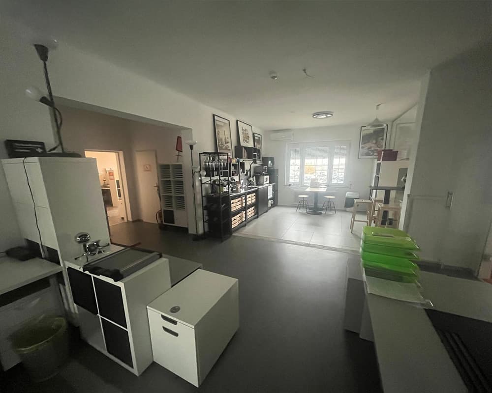 Im Flur befinden sich Küche sowie 4 Arbeitsplätze