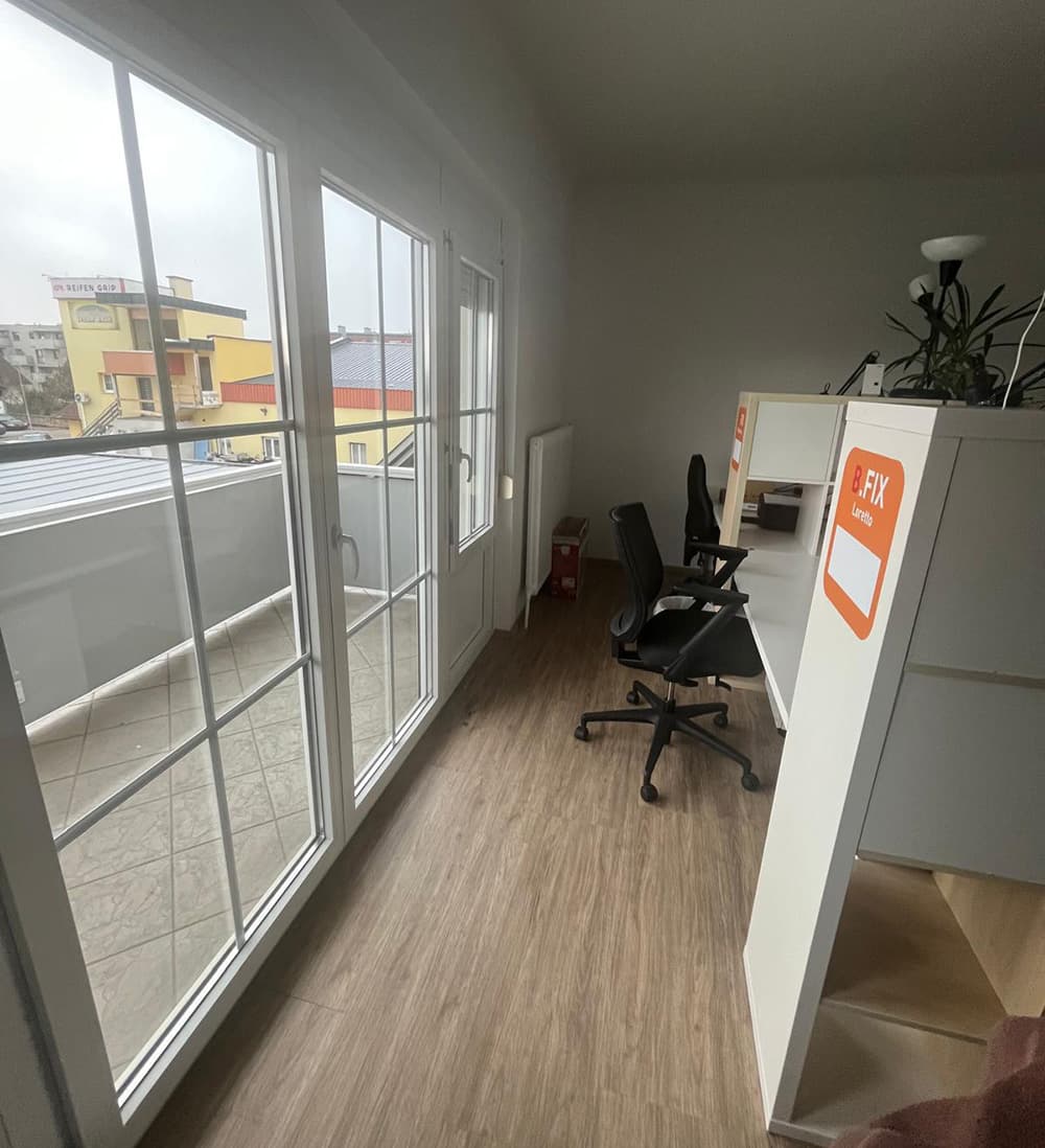 Diese zwei Arbeitsplätze befinden sich im 2. Büroraum. Den Zugang zur Terrasse gibt es hier.