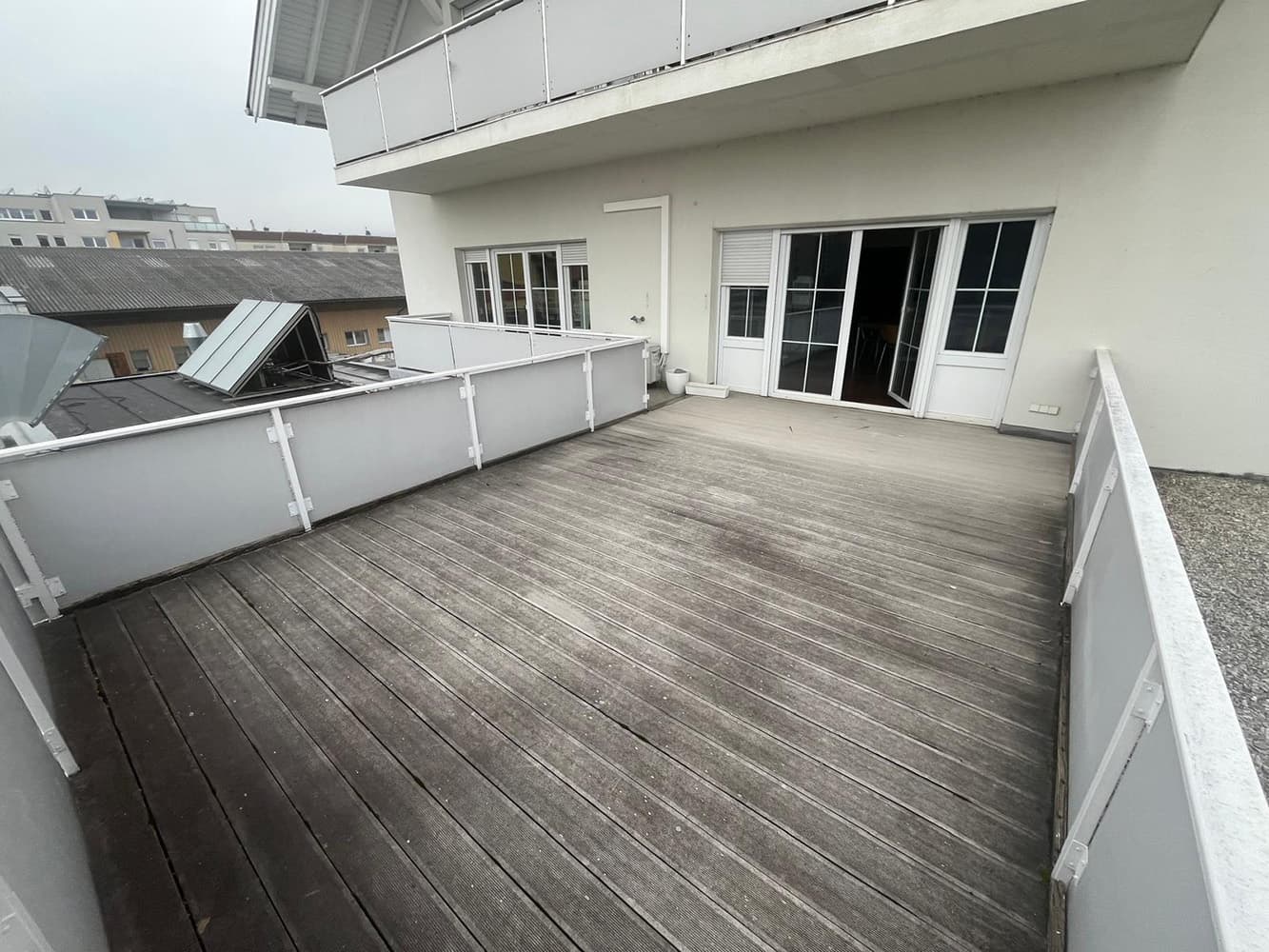 Die Terrasse ist sehr groß. Links ist der Zugang zum 2. Büroraum, rechts der zum gr. Besprechungsraum.