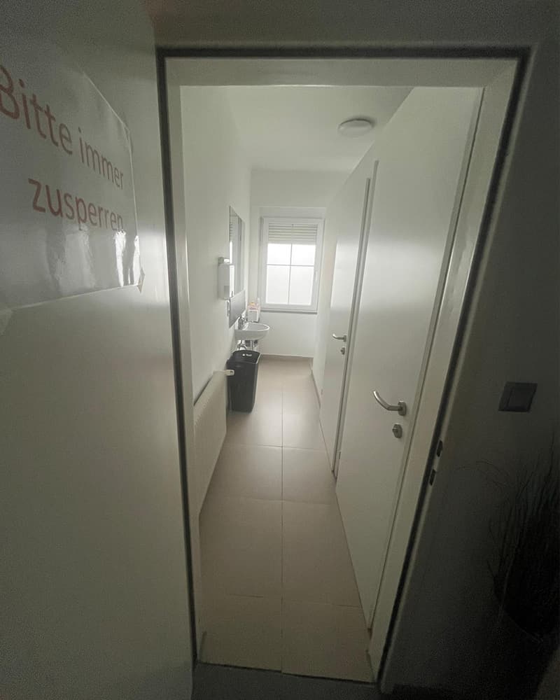 Wc ist mit einem Herren (näher zum Fenster) und einem Damen Wc ausgestattet