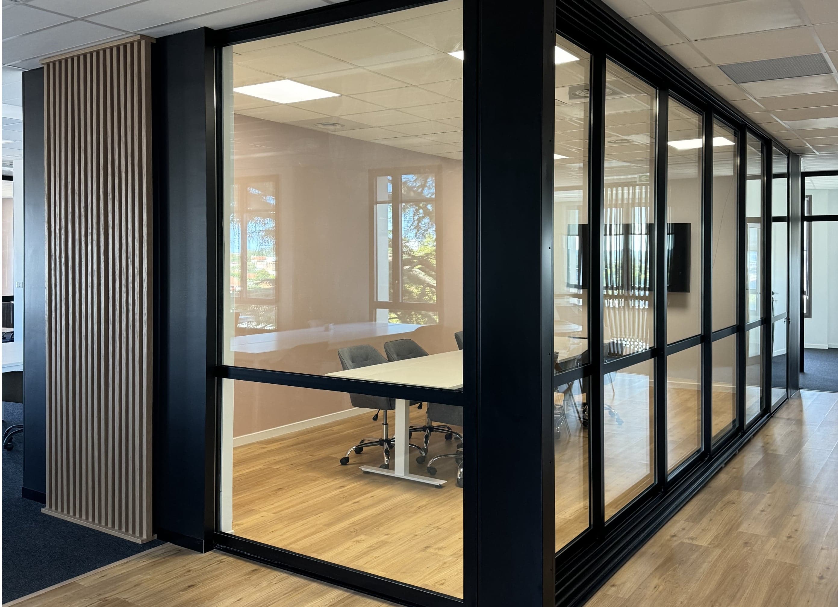 La salle de réunion, équipée d'une table pour 12, Smart TV 65", HDMI et vue sur la cafétéria, est idéale pour vos réunions. La salle de réunion, équipée d'une table pour 12, Smart TV 65", HDMI et vue sur la cafétéria, est idéale pour vos réunions.