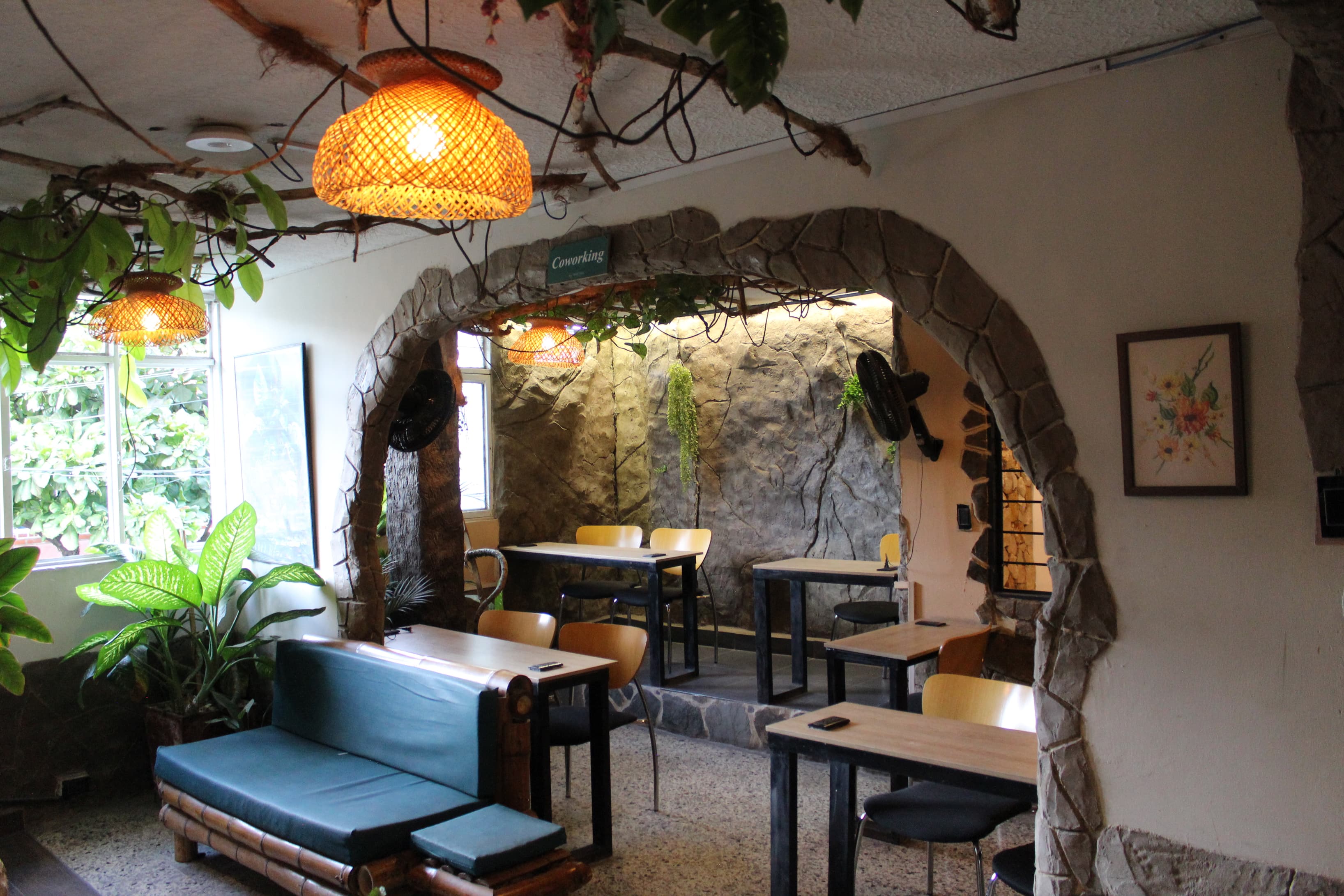 Comfortable workspace with natural design and a calm atmosphere, ideal for focus and productivity