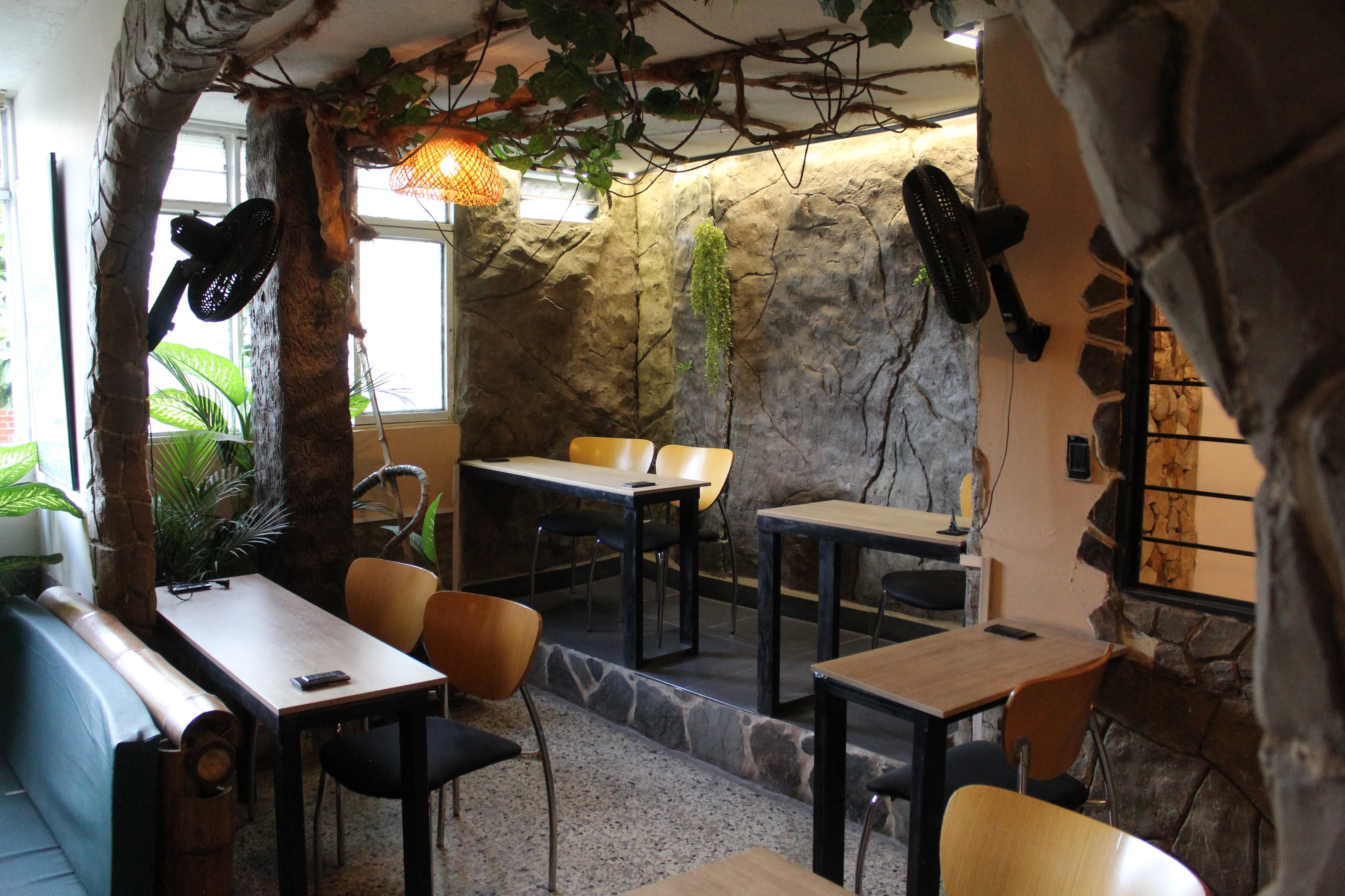 Comfortable workspace with natural design and a calm atmosphere, ideal for focus and productivity