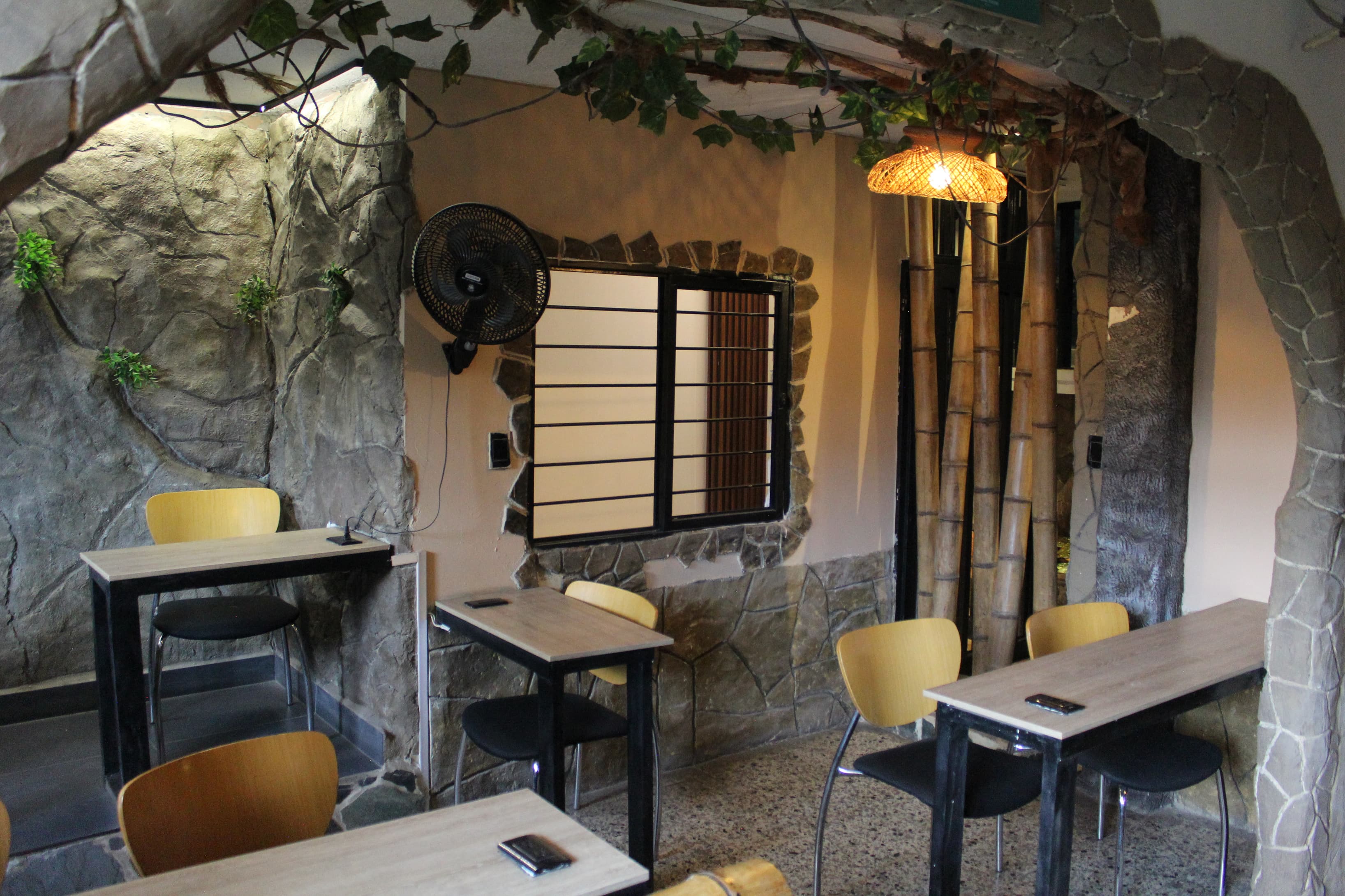 Comfortable workspace with natural design and a calm atmosphere, ideal for focus and productivity