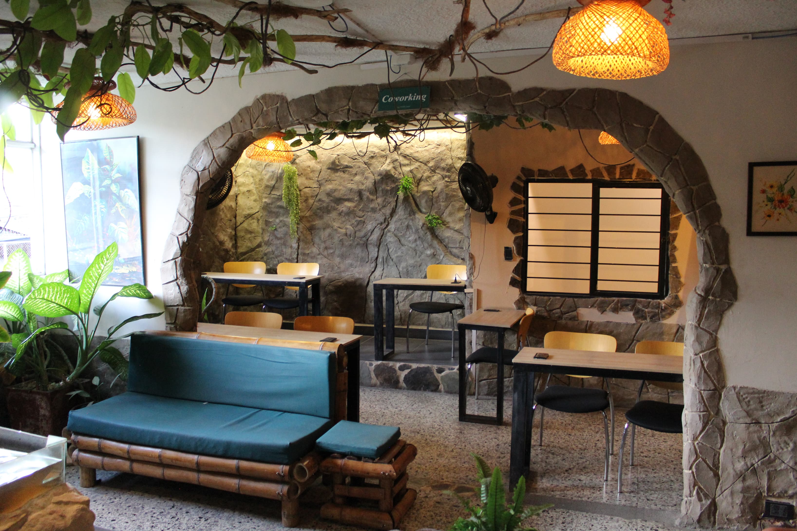 Comfortable workspace with natural design and a calm atmosphere, ideal for focus and productivity