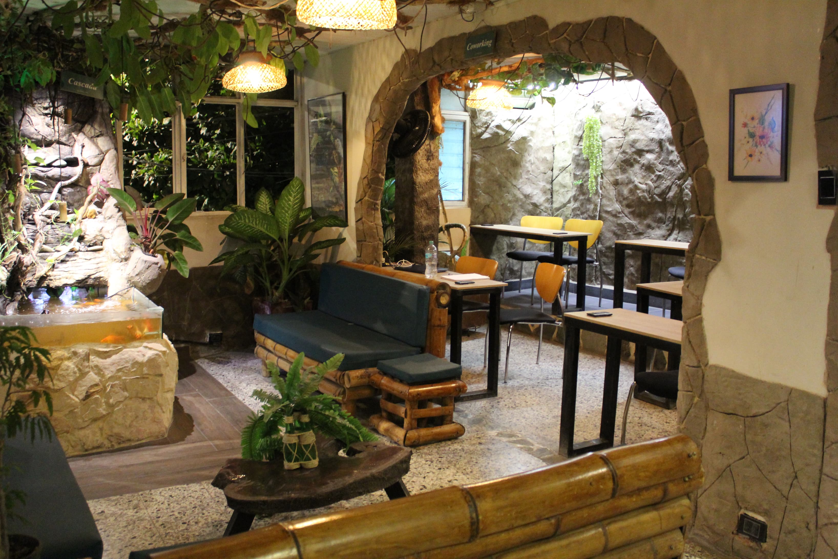 Comfortable workspace with natural design and a calm atmosphere, ideal for focus and productivity