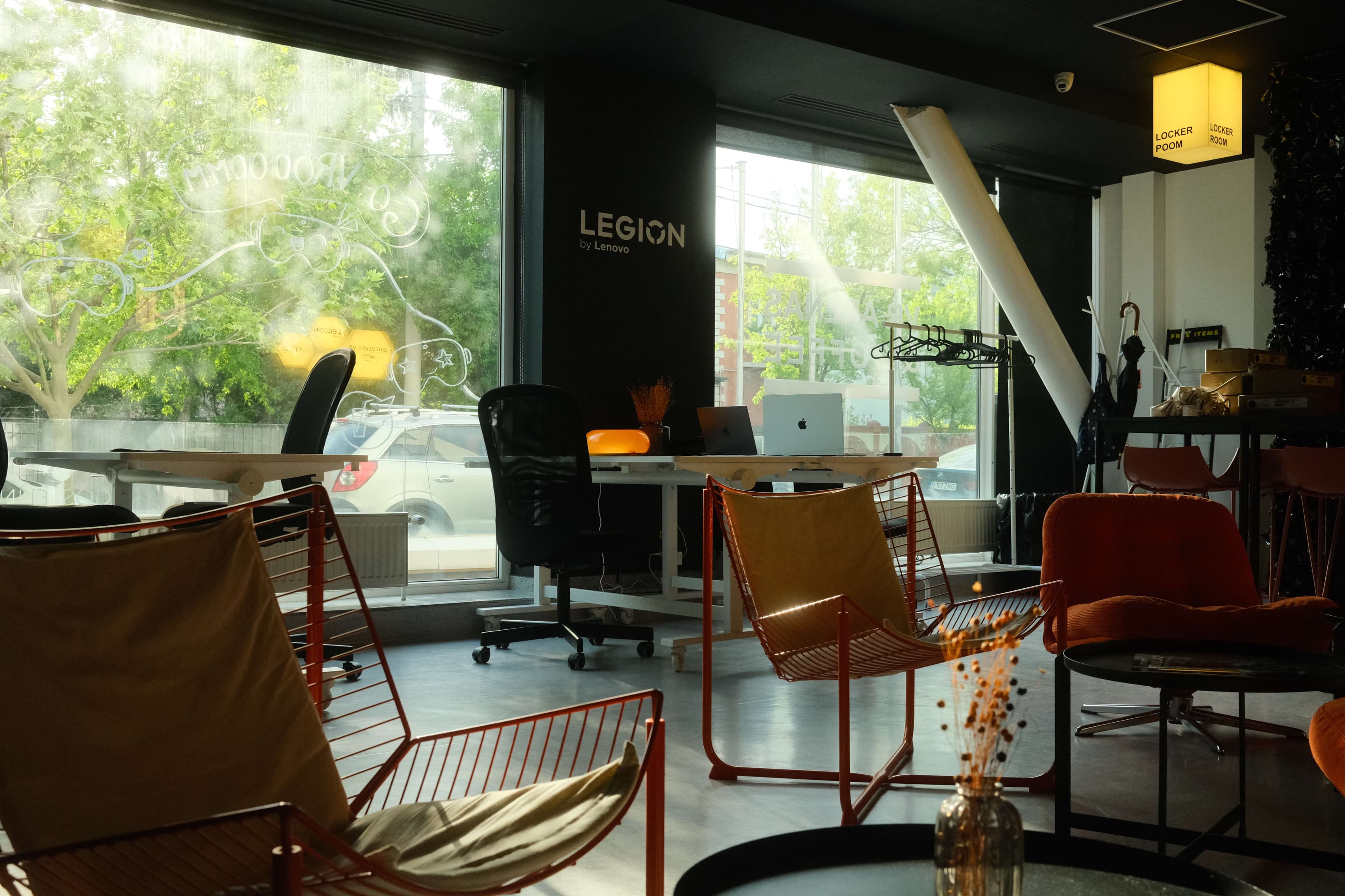 Gateway Flow Lounge & Desks.