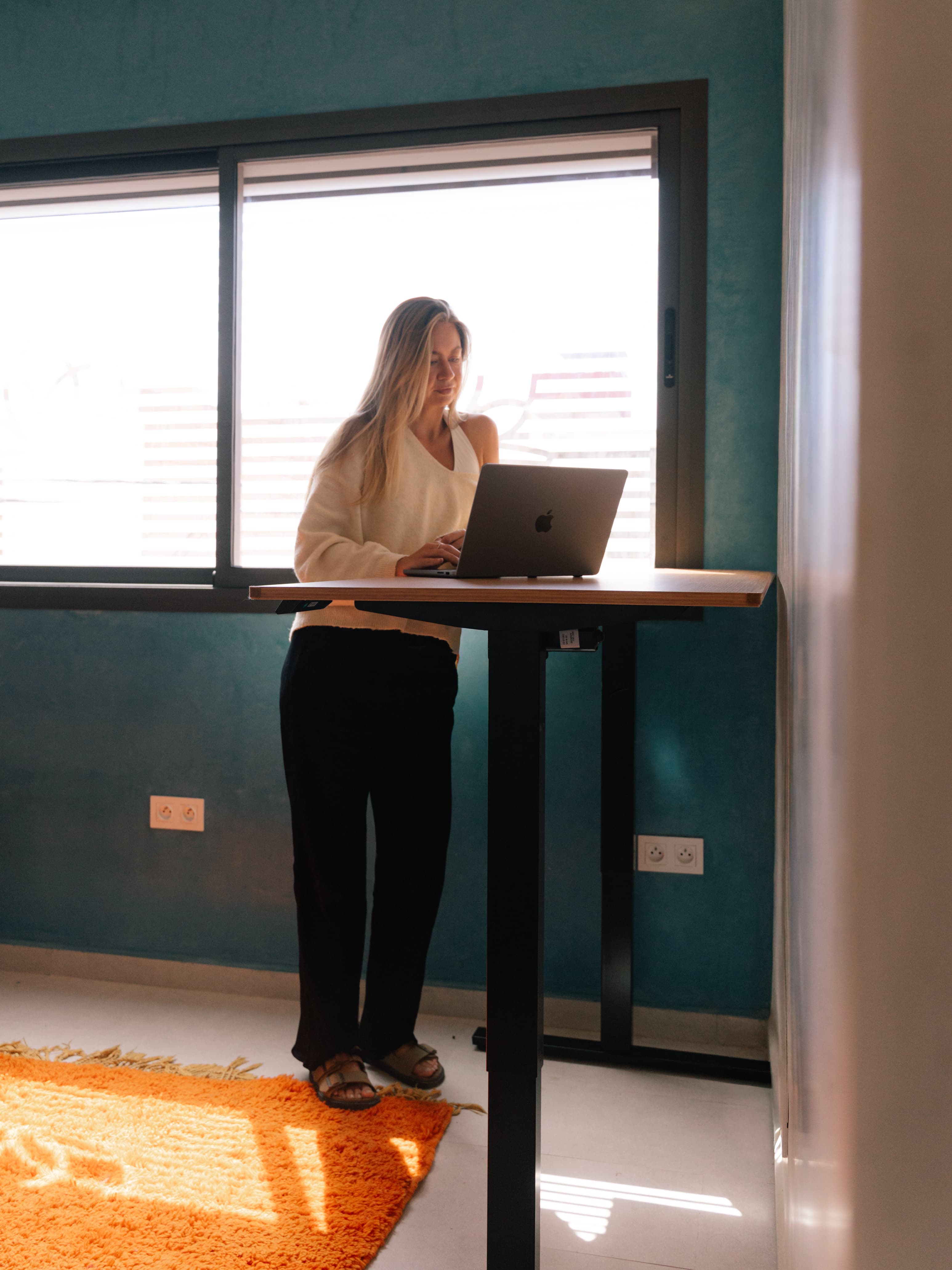 Sit-stand desks