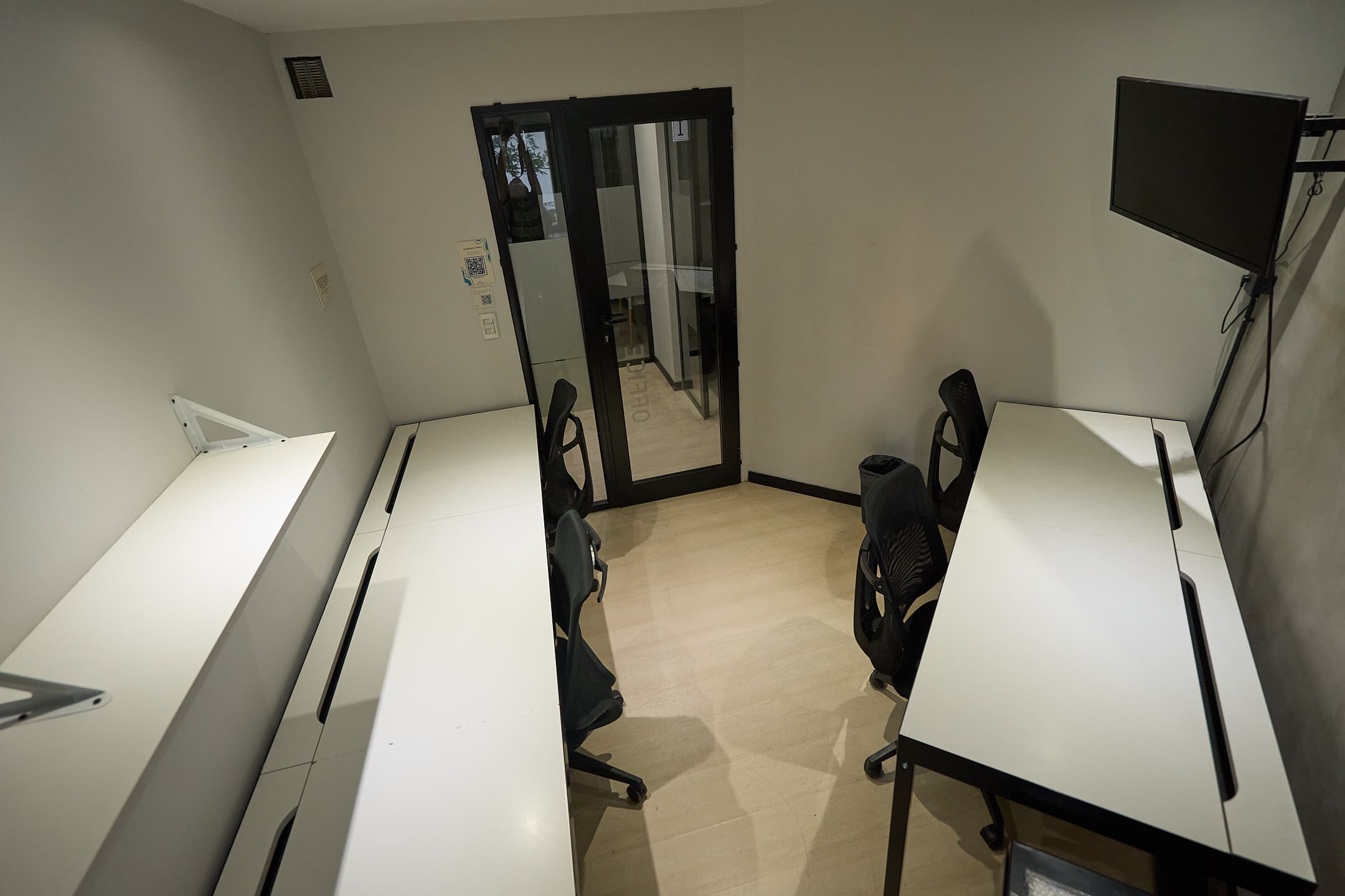 Oficina con capacidad para 3 personas. Consultar disponibilidad. 