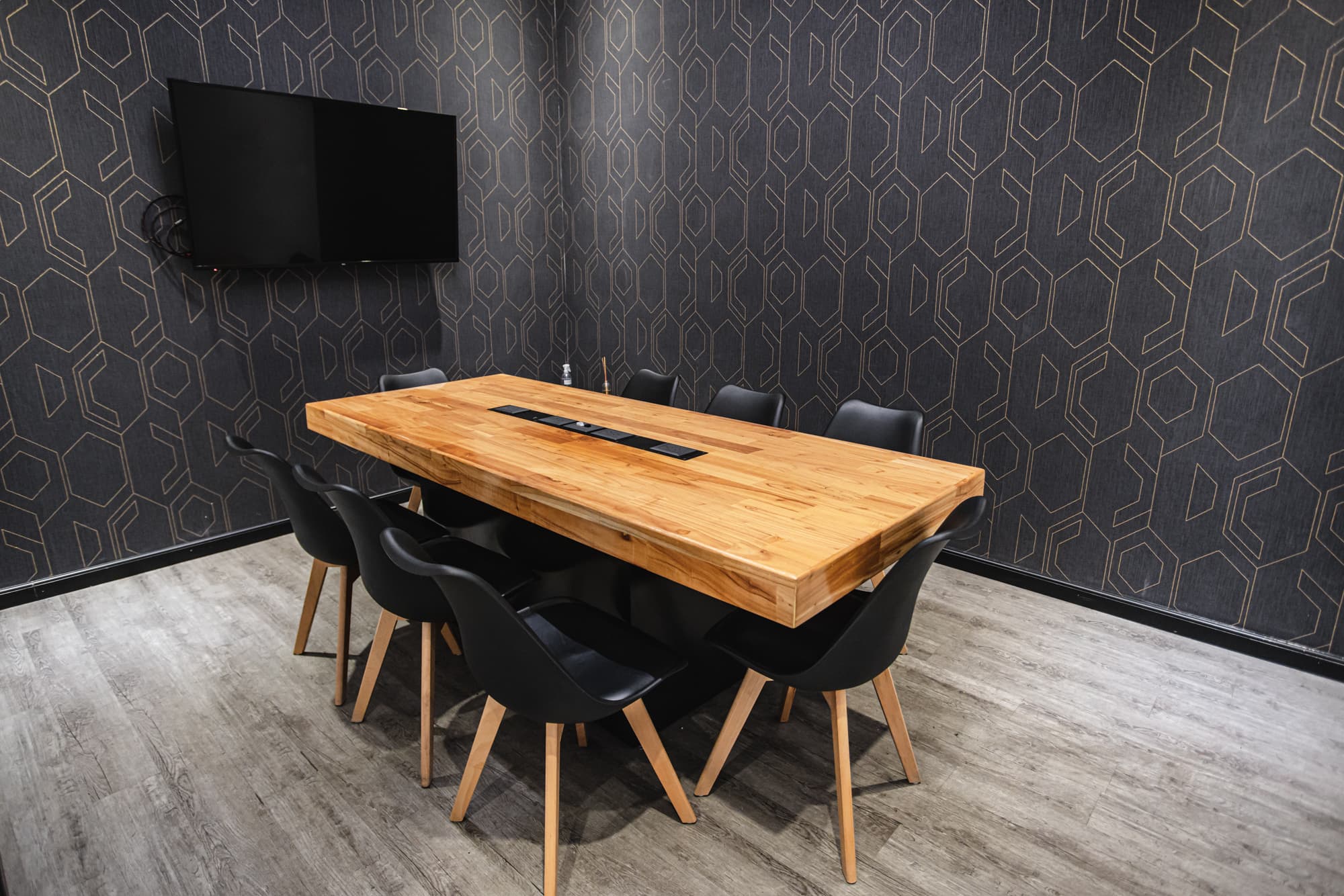 Sala de reunión con capacidad para 8 personas.