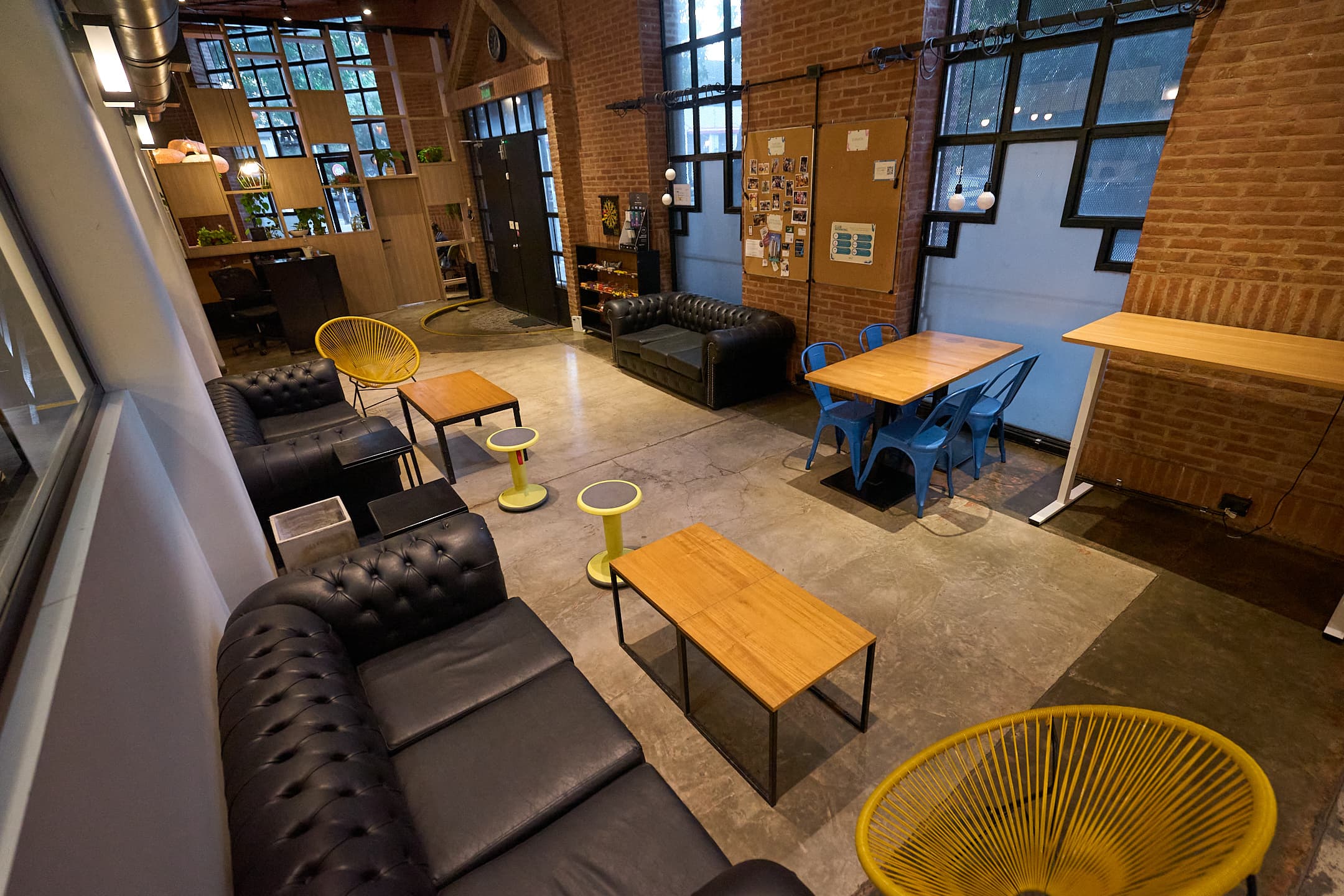 Nuestro cowork te recibe con una atmósfera cálida y relajada, pensada para que te sientas cómodo desde el primer momento.