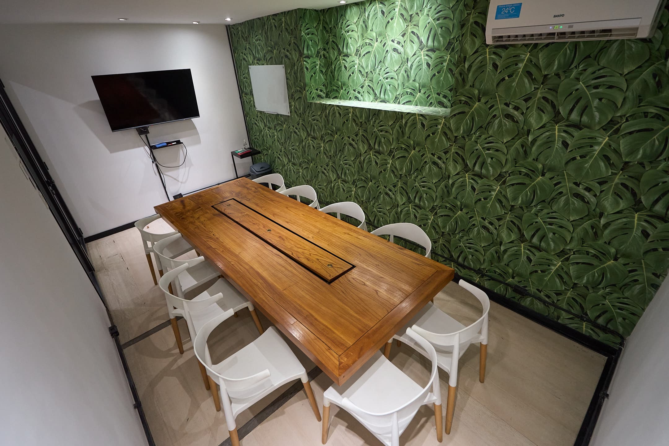 Sala de reunión con capacidad para 10 personas. Consultar disponibilidad.
