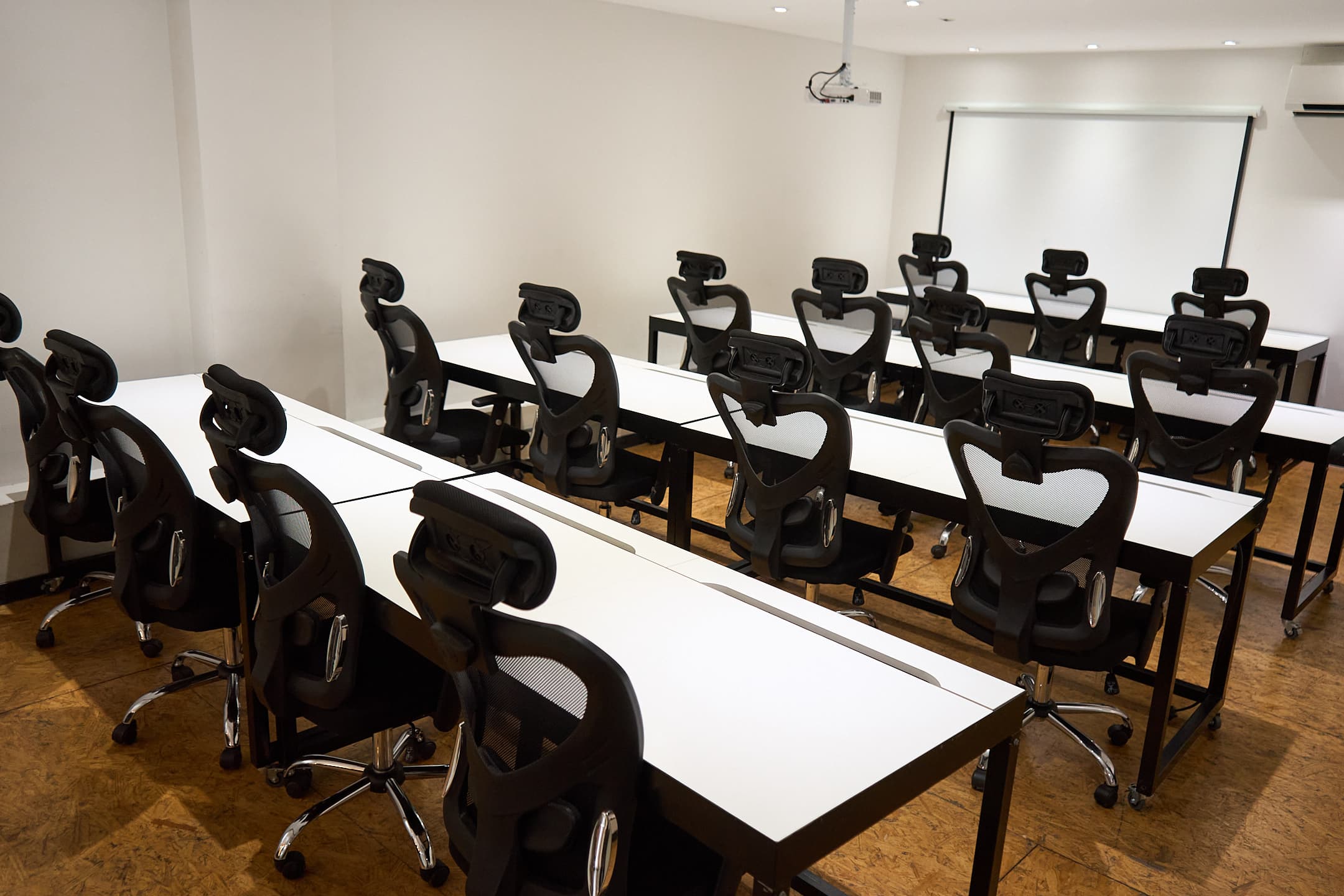 Sala de capacitaciones con capacidad para 15 personas. Contactar por disponibilidad.