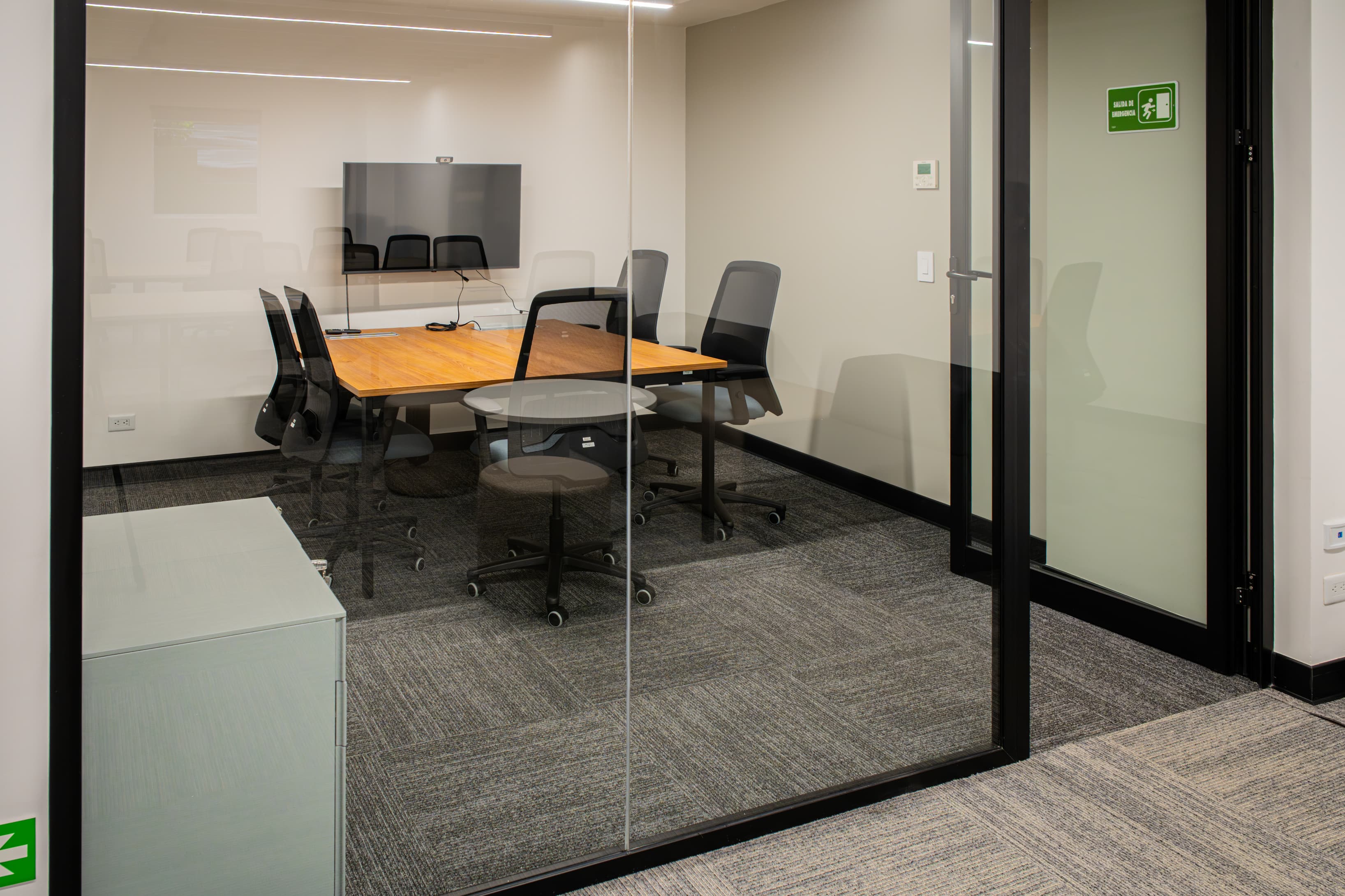 4-5 people Private Office