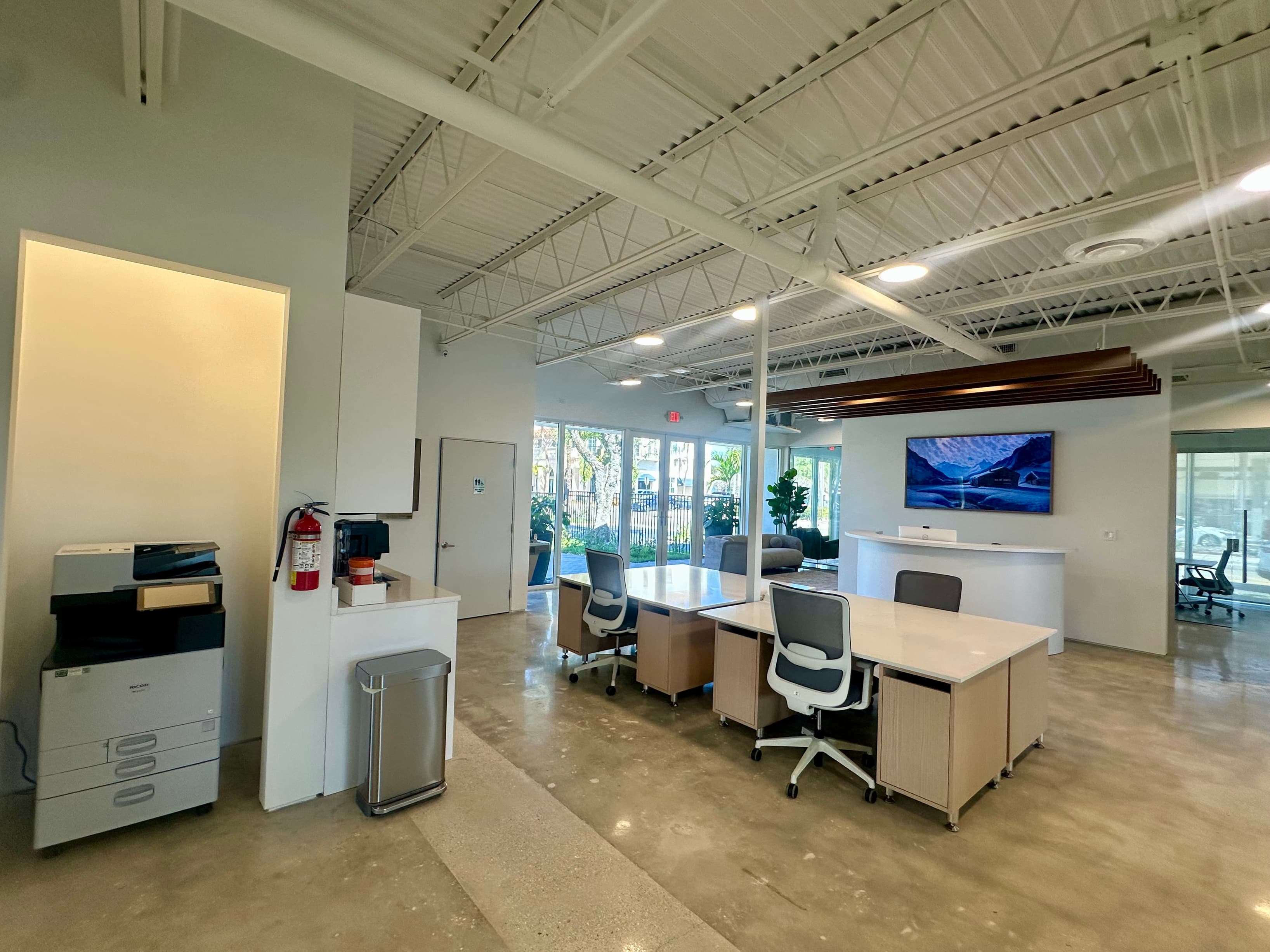 Hot Desks with print/copy/scanner access