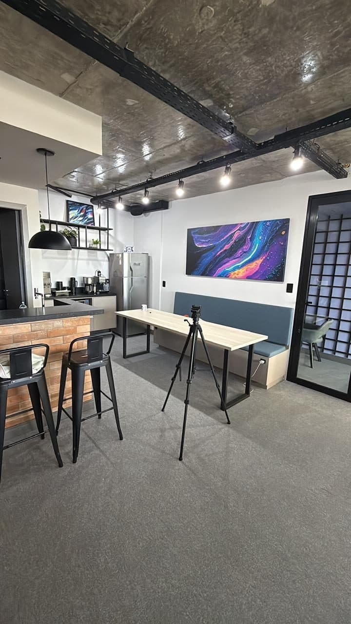 Copa completa com café coado e expresso, geladeira, microondas e sanduicheira