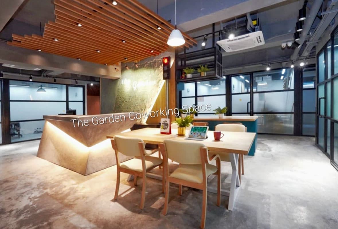 Front Desk & Hot Desk Front Desk & Hot Desk