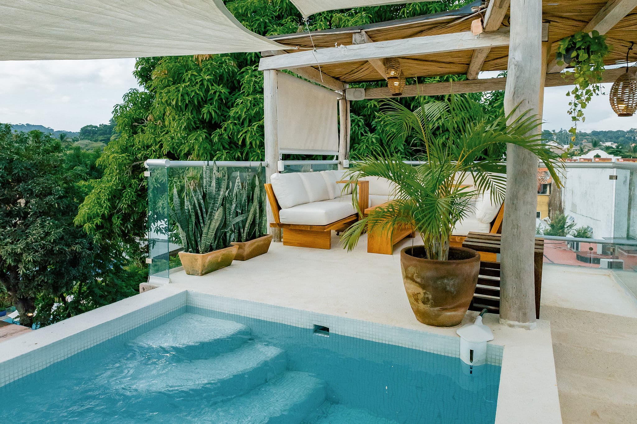 Lounge & Pool