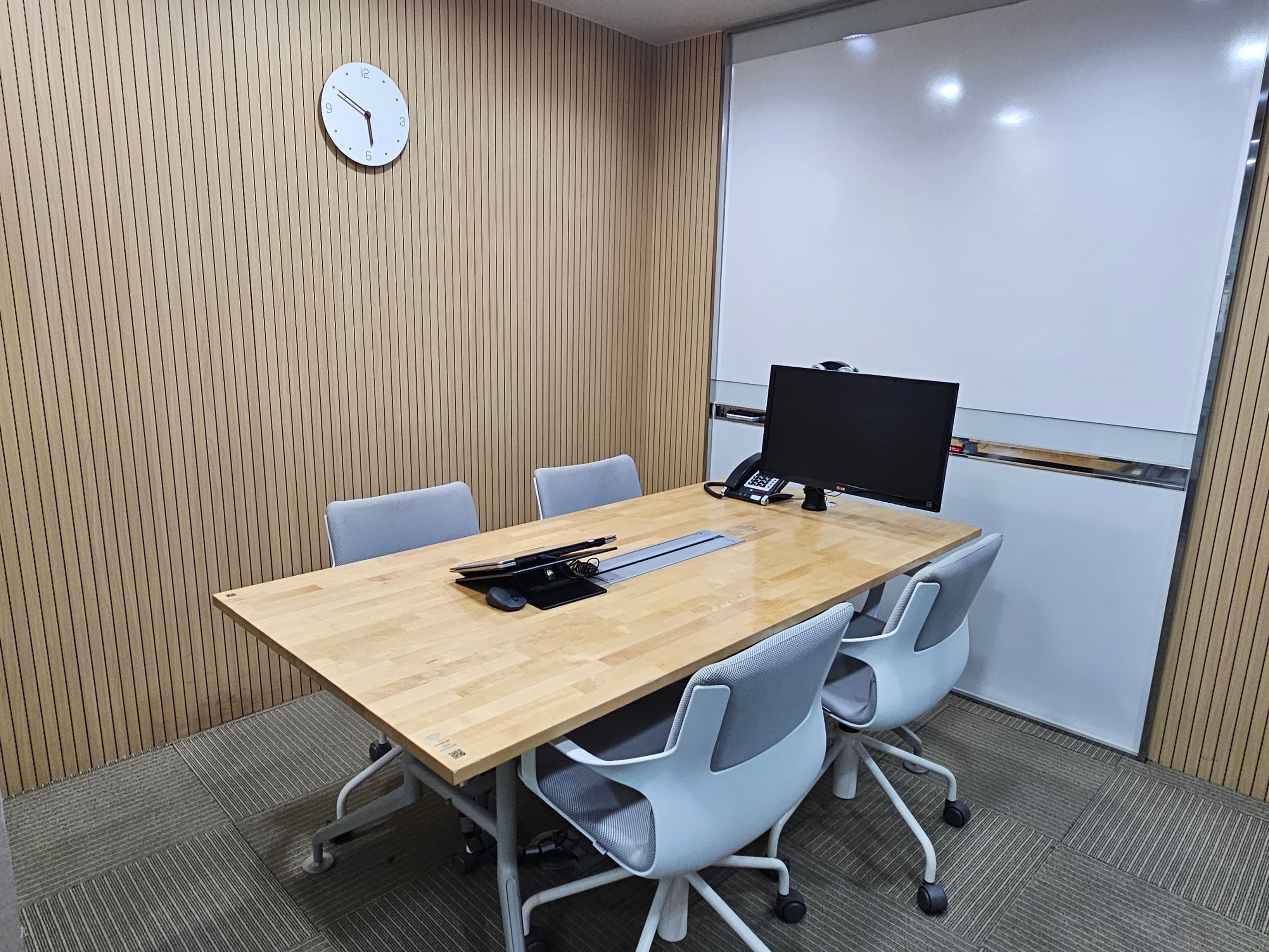 Meeting room 4 seats Meeting room 4 seats