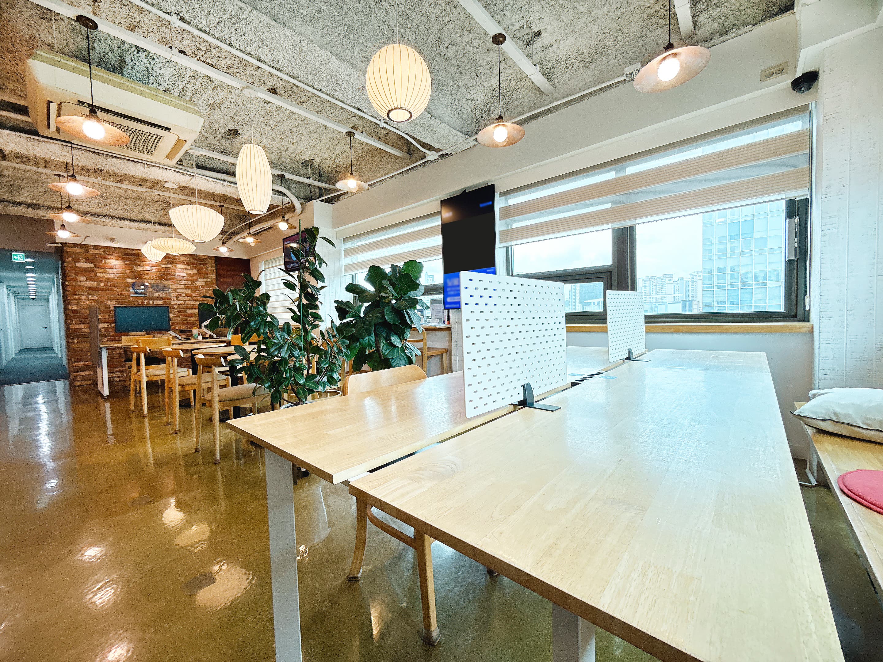 Co-working space common desk & longe Co-working space common desk & longe