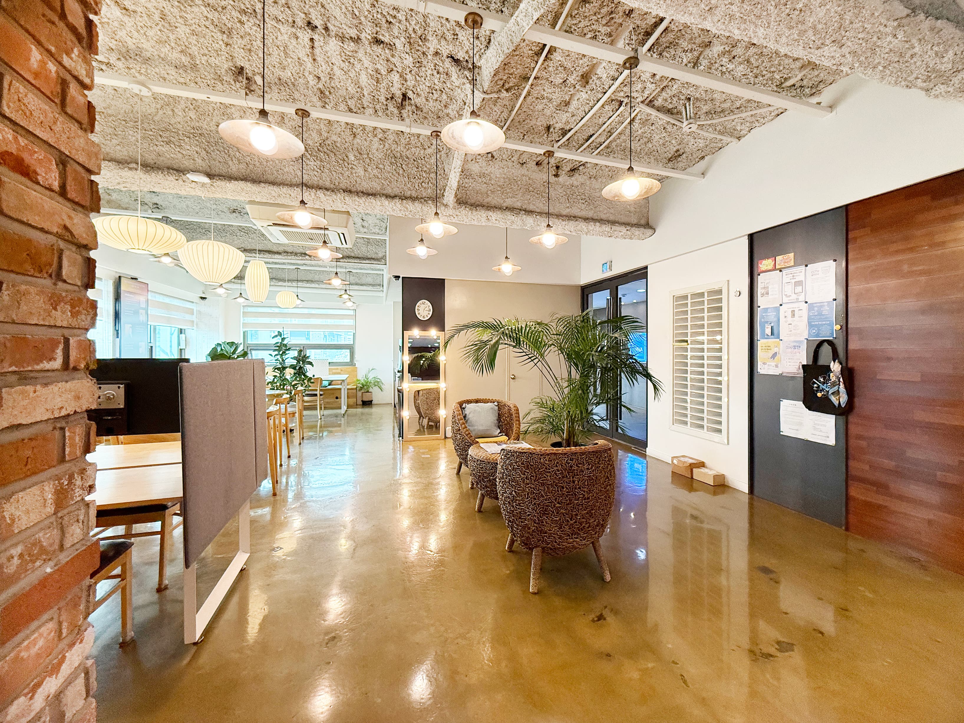 Co-working space common desk Co-working space common desk