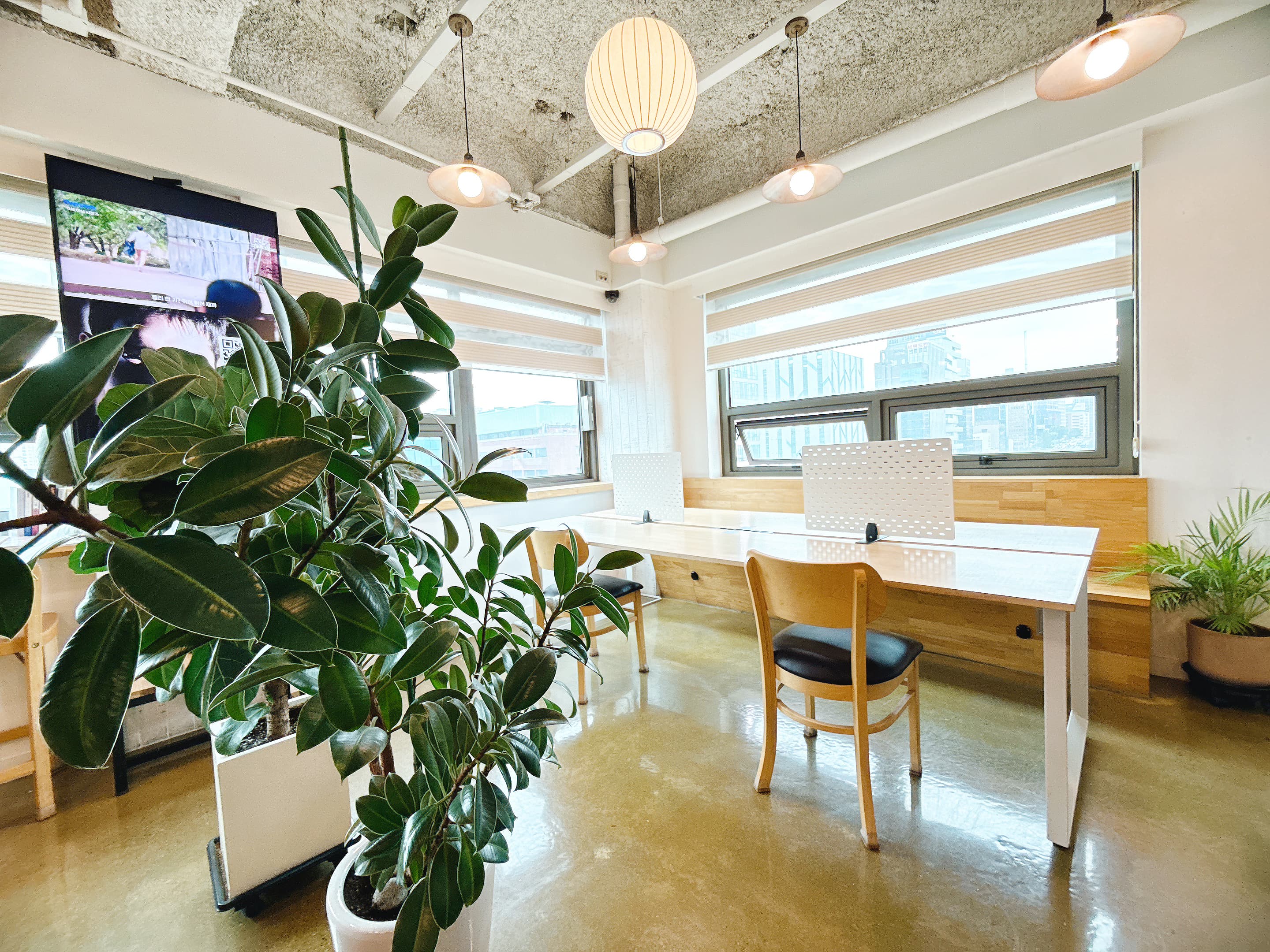 Co-working space common desk Co-working space common desk