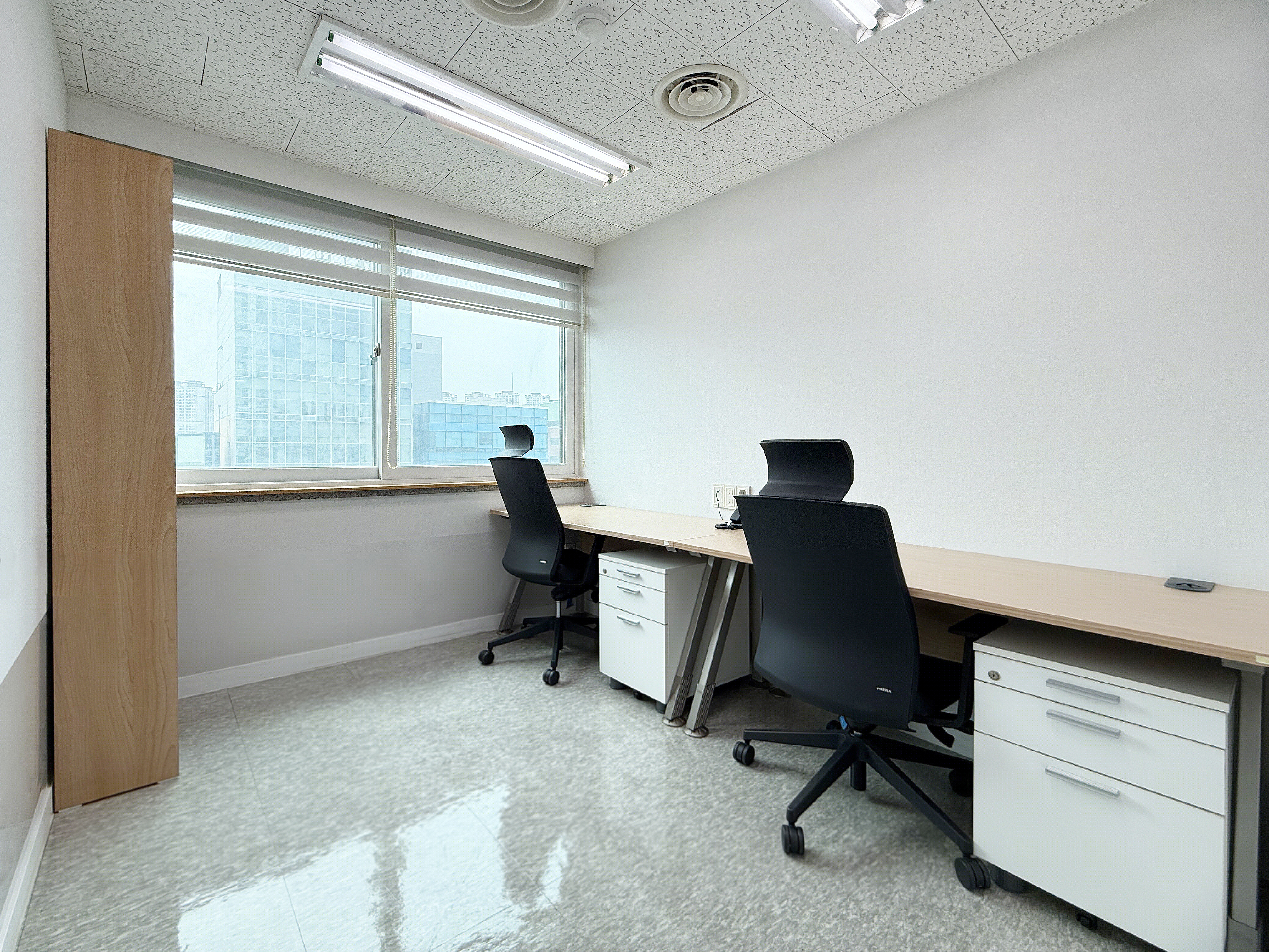 Private office 2 desks window side Private office 2 desks window side