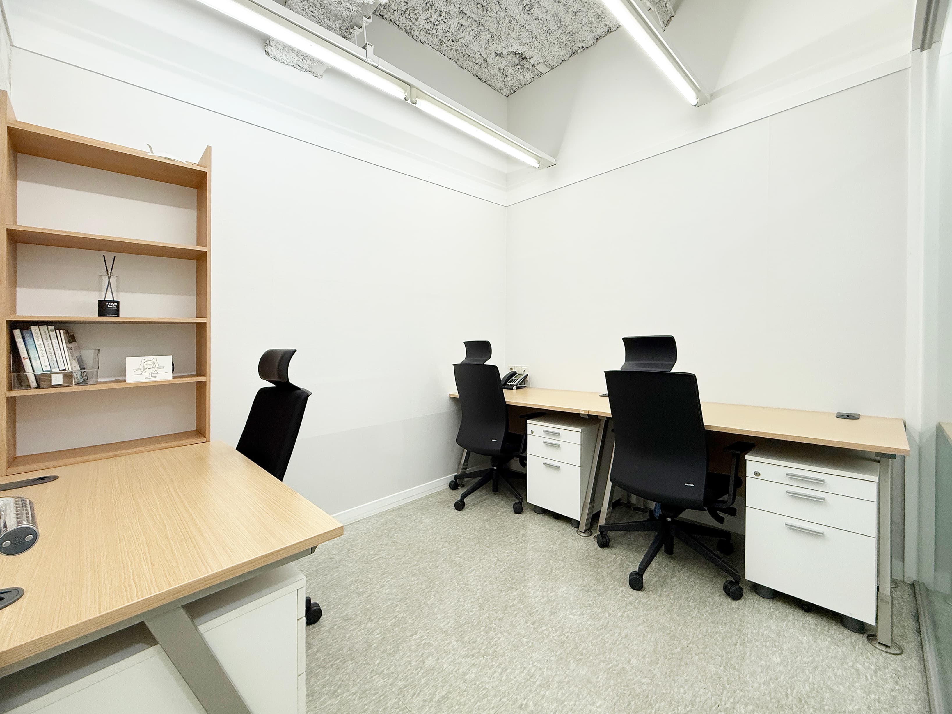 Private office 3 desks inside Private office 3 desks inside