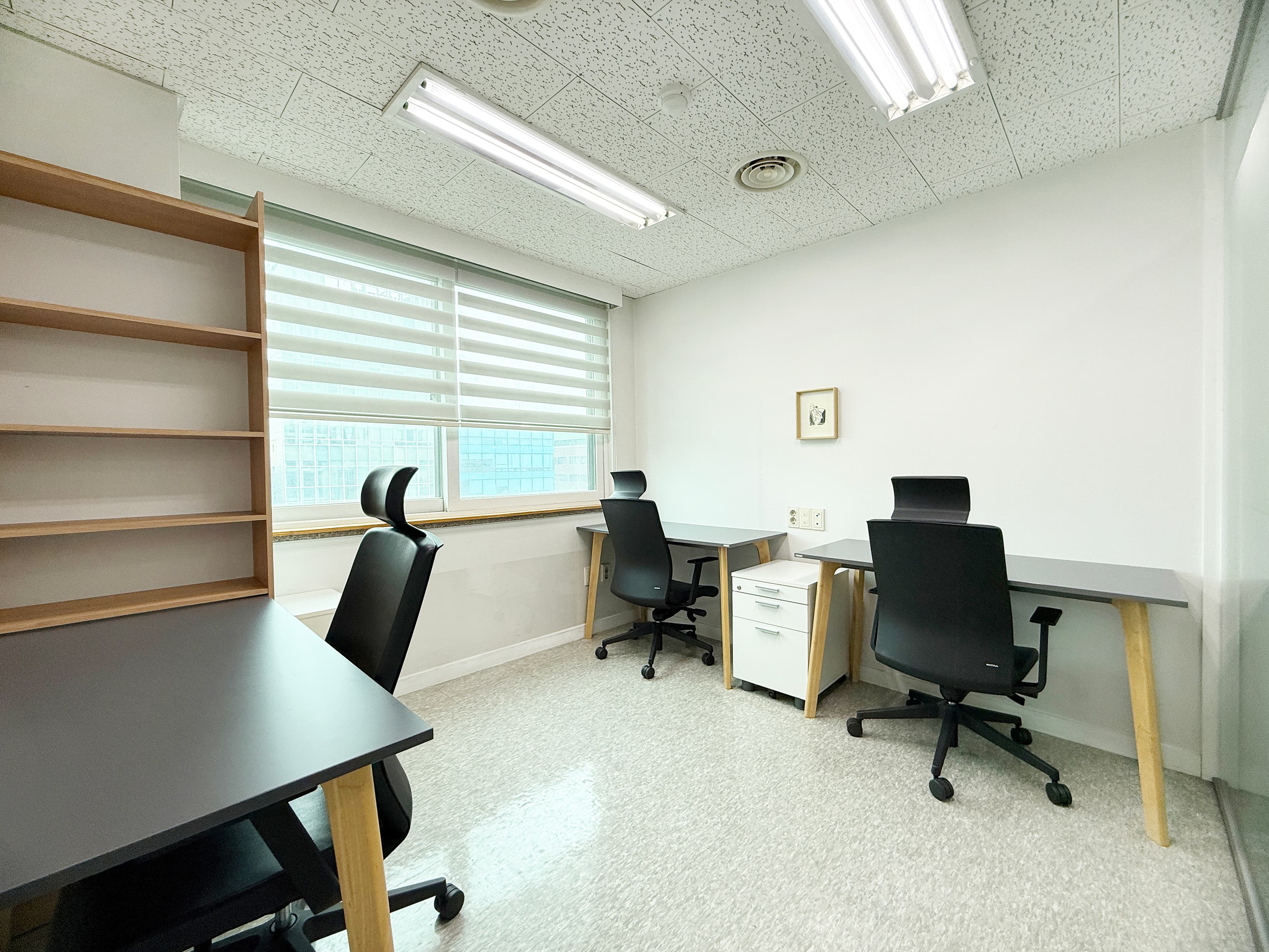Private office 3 desks window side Private office 3 desks window side
