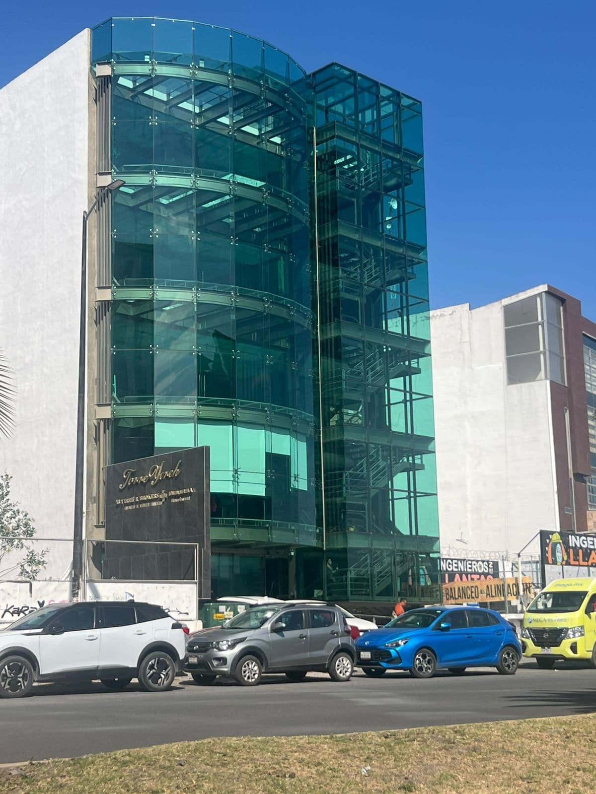 a un lado de Farmacia Guadalajara
