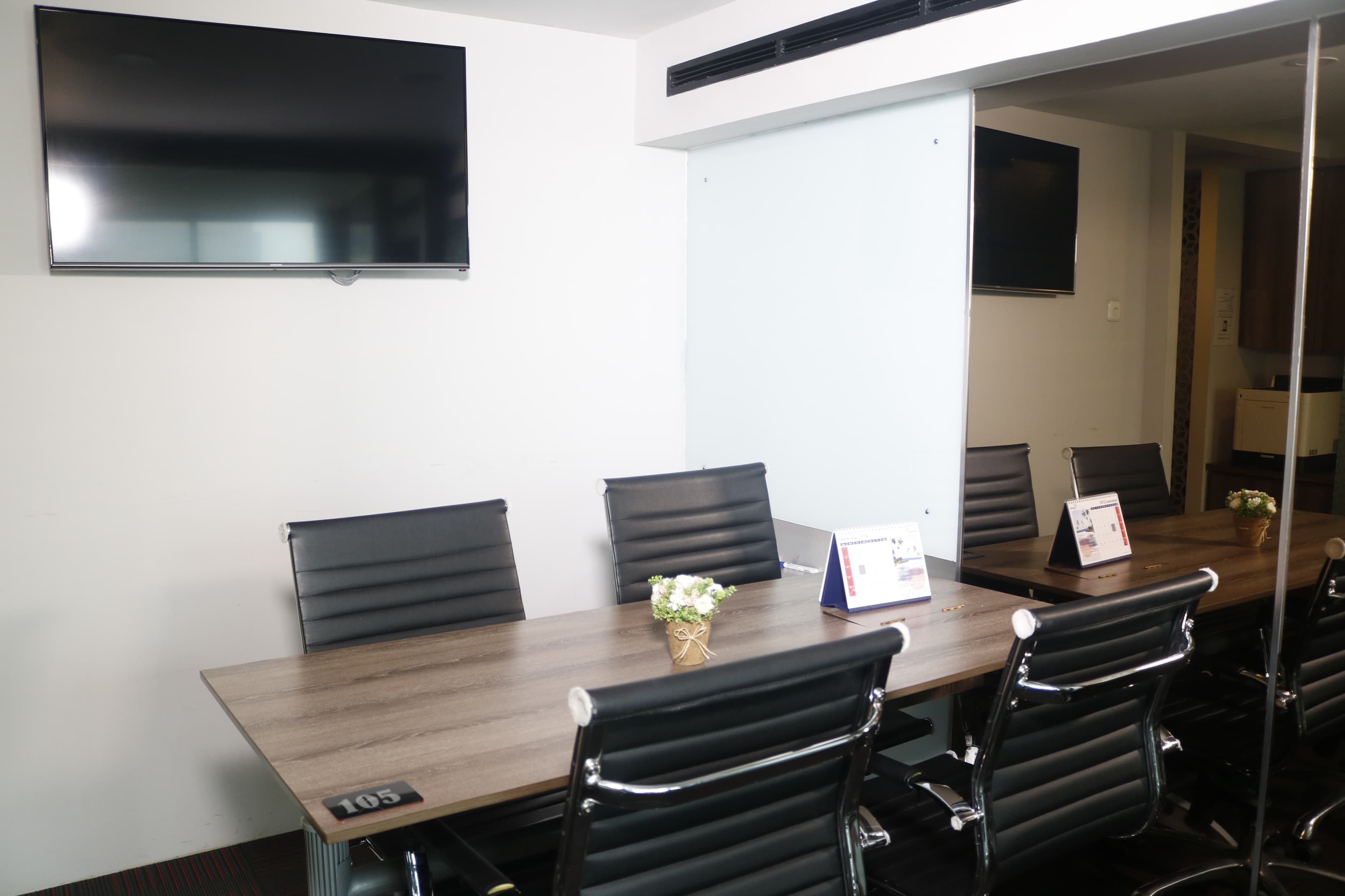 Meeting room with 4 pax