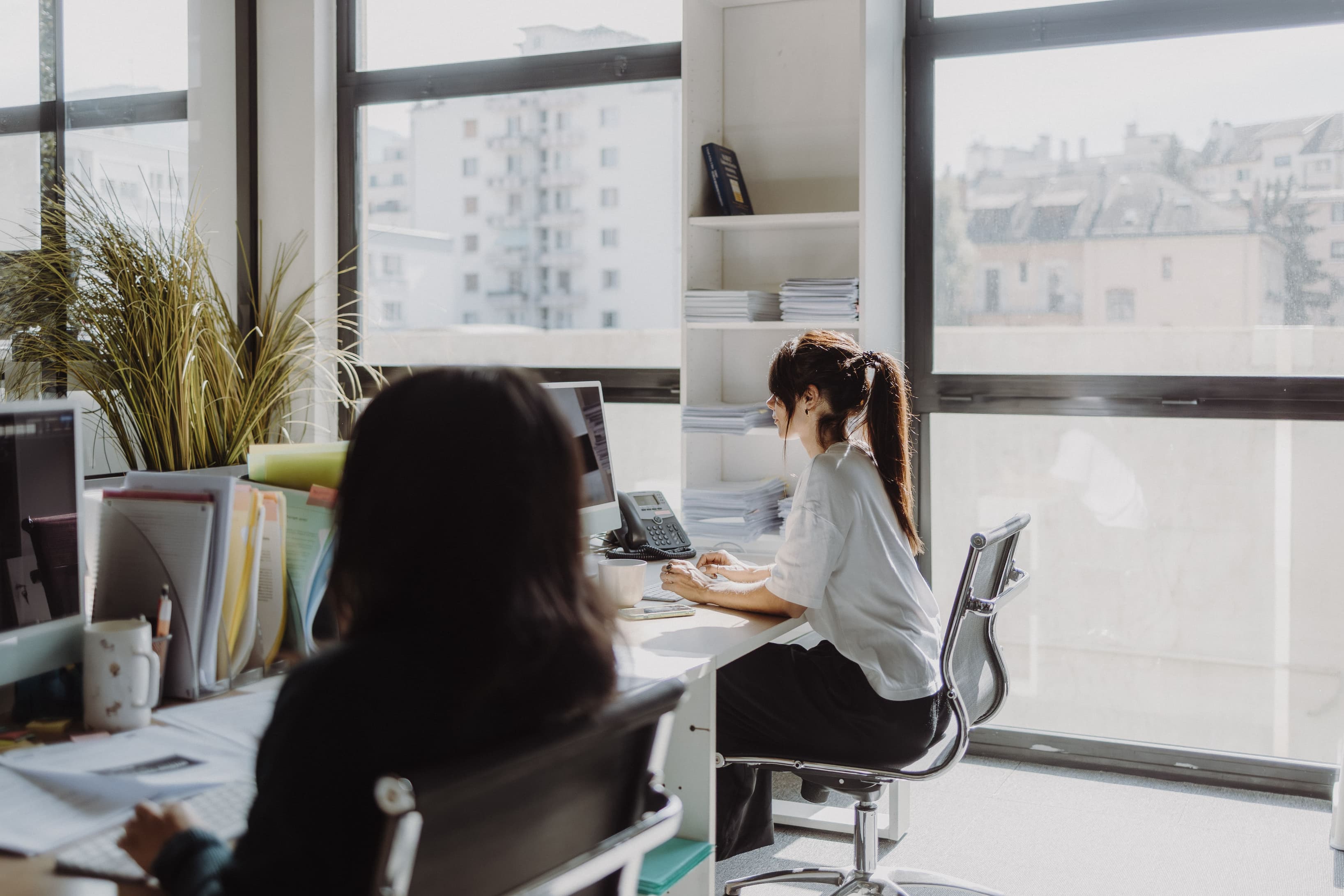 A large office desk to work A large office desk to work