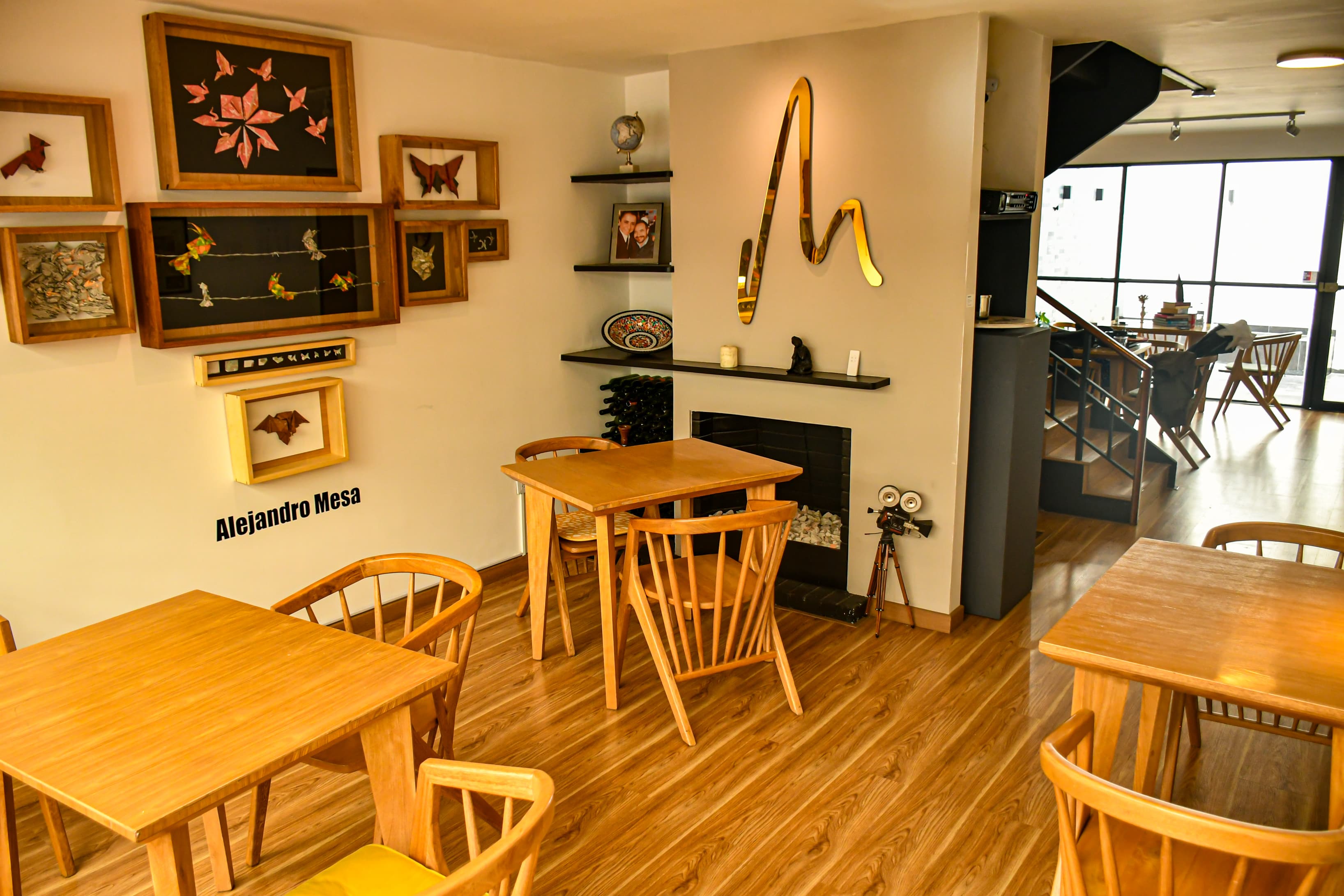 Sala chimenea con mesas de trabajo.