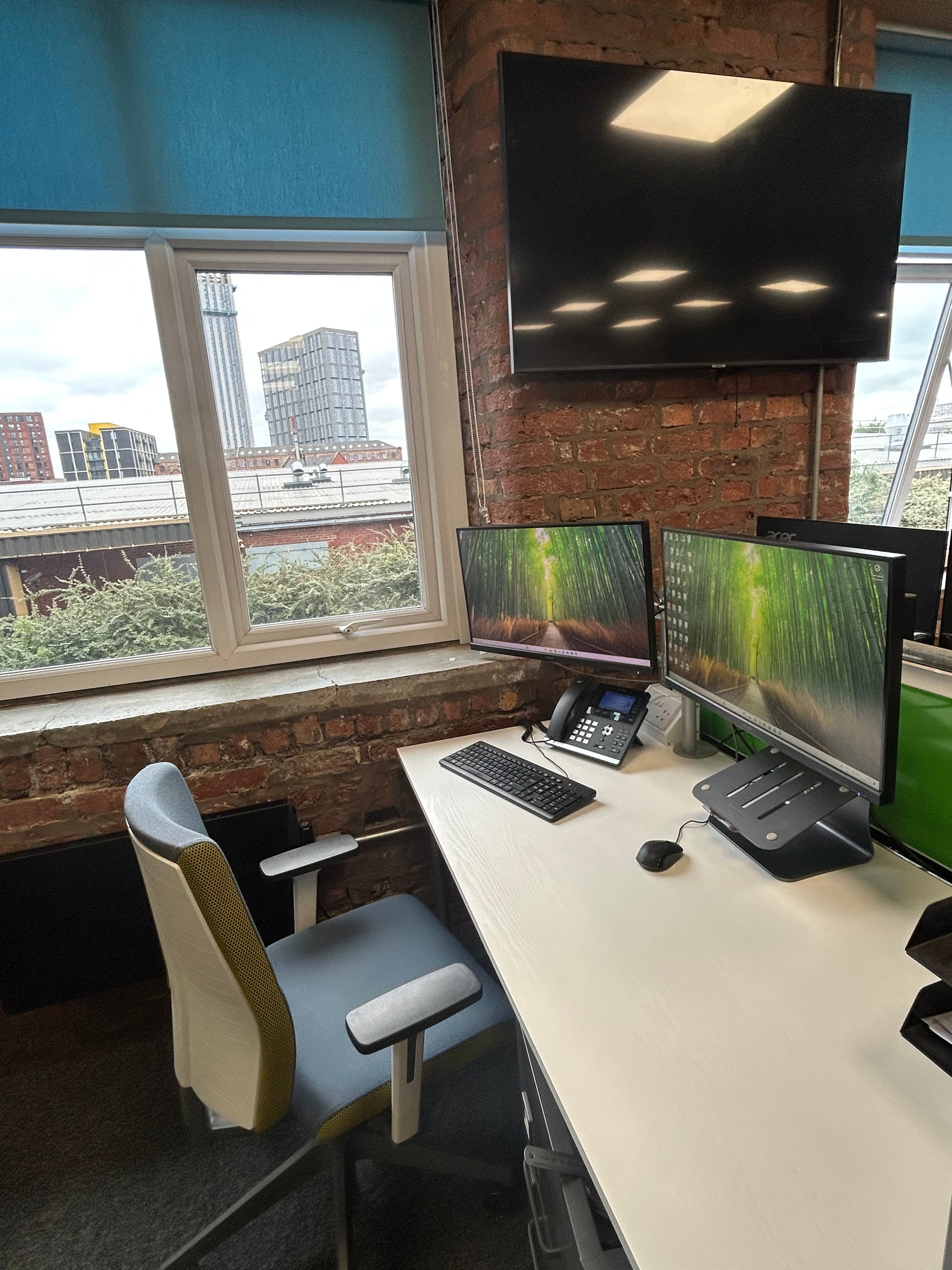 Dual screen desks Dual screen desks