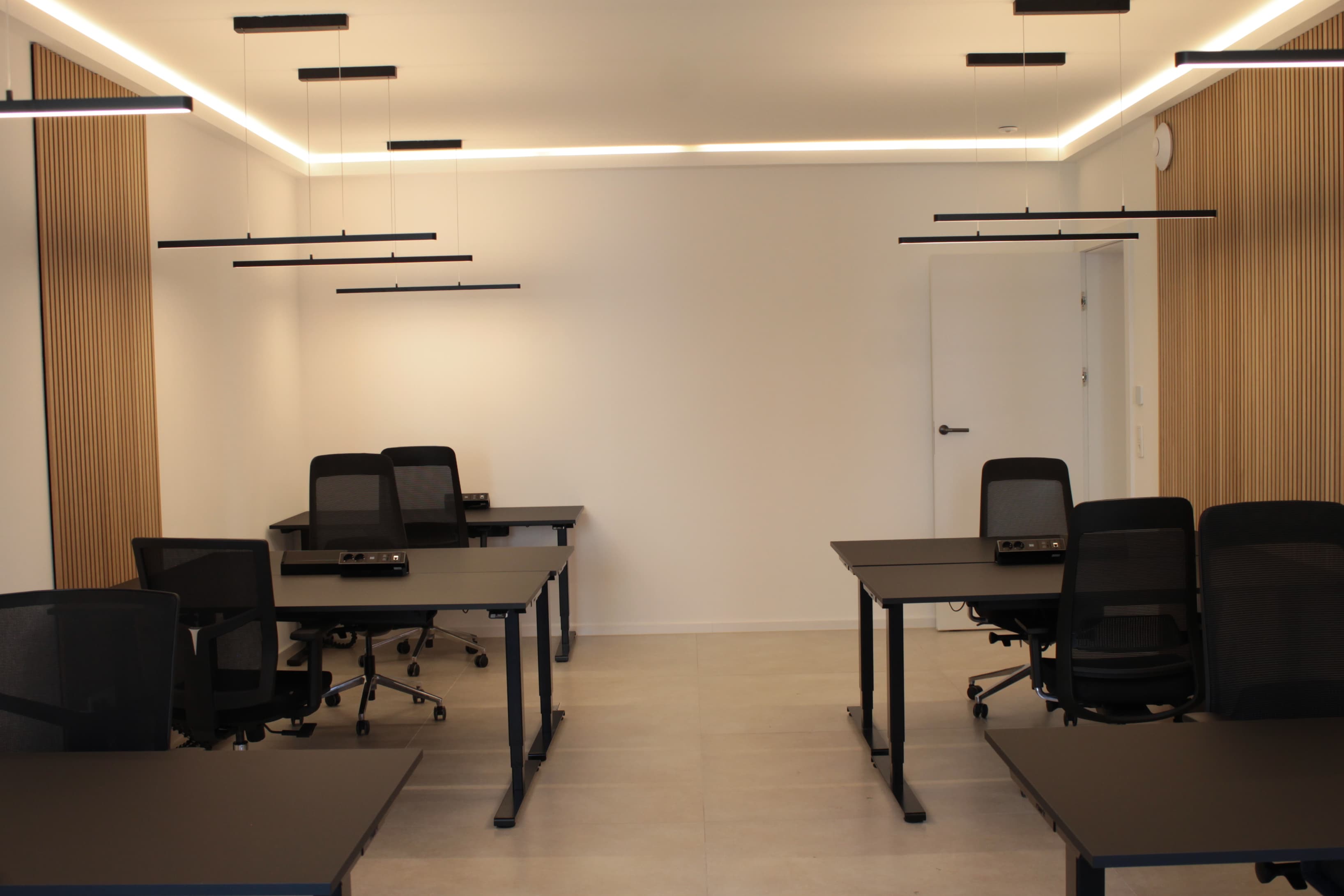 Unsere Arbeitsplätze sind mit supergroßen, elektrisch höhenverstellbaren Schreibtischen ausgestatet