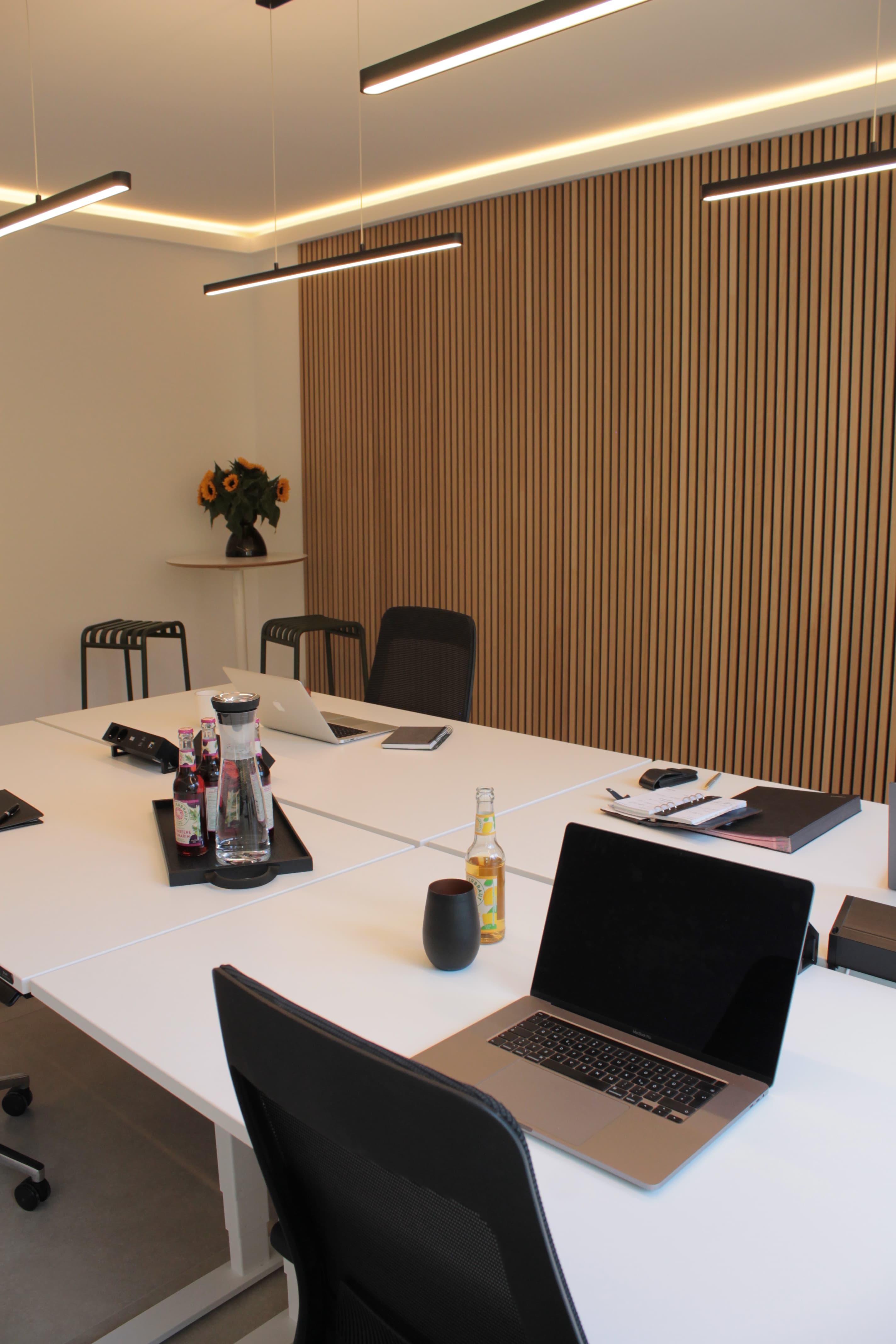 Helle Räume ein intelligentes Lichtkonzept zeitlose Möbel. Küchenzeilen, an denen man länger verweilt als nur zum Kaffeeholen