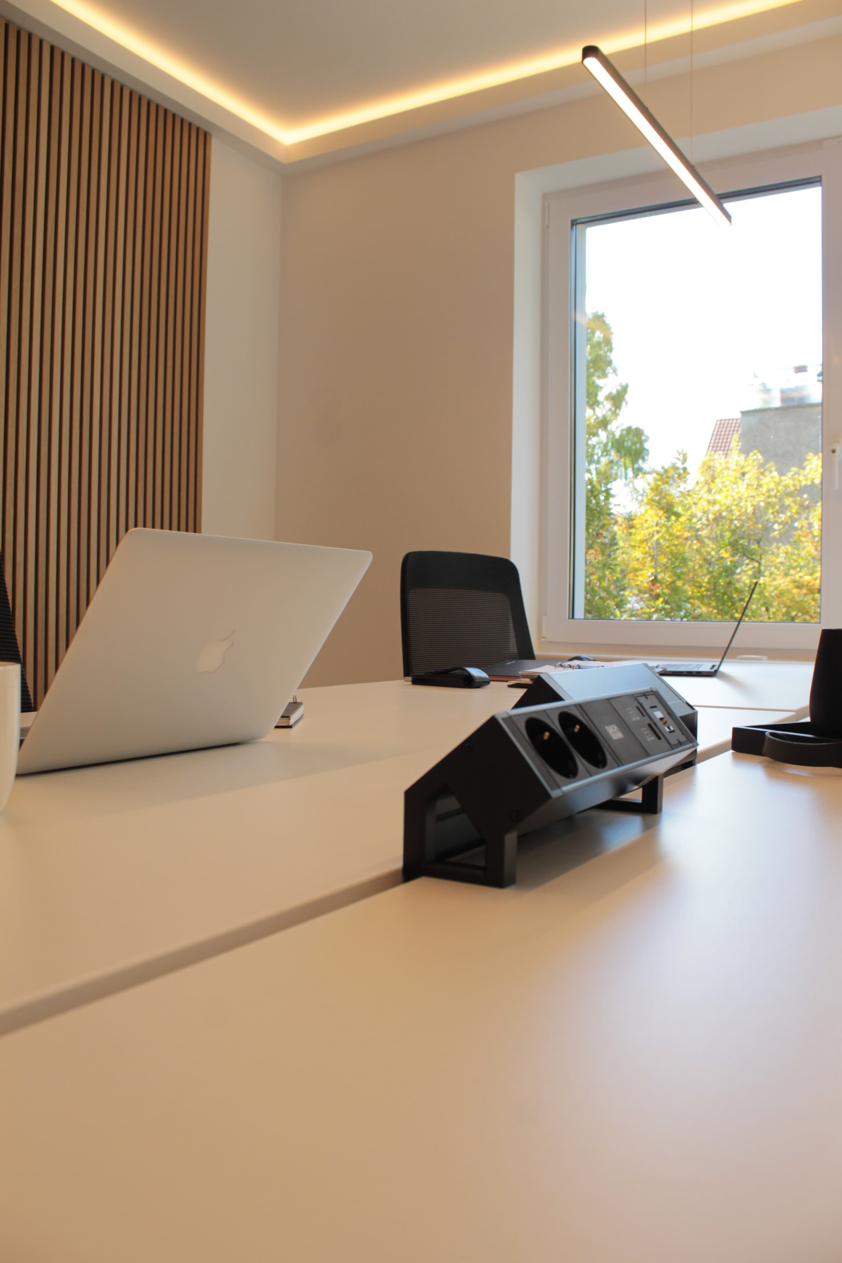 Die Arbeitsplätze sind mit Strom- sowie, USB-C- und USB-A-Anschlüssen ausgestattet