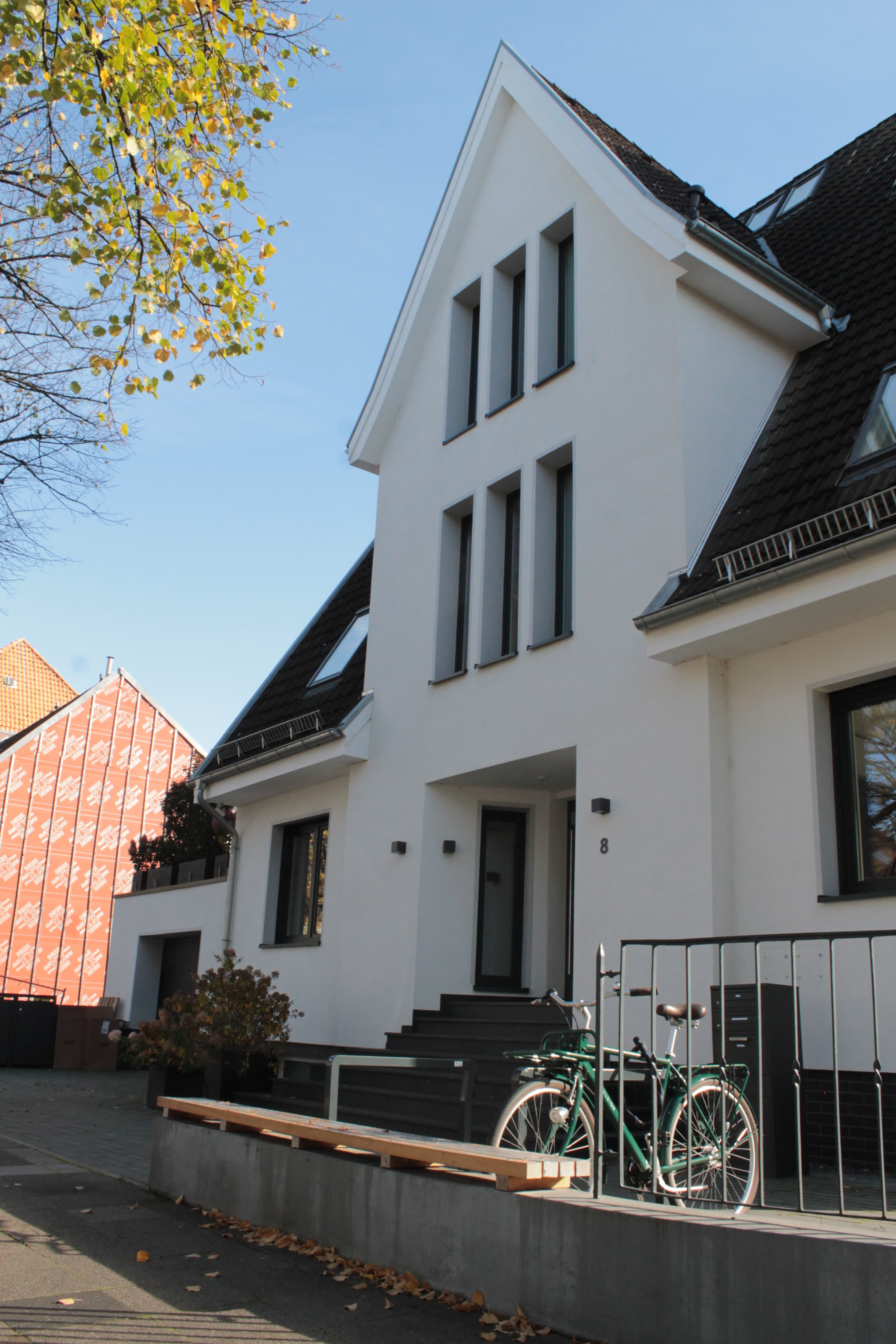 Die Schackstraße 8 liegt zentral im Hindenburgviertel und ist im Nu erreichbar. 