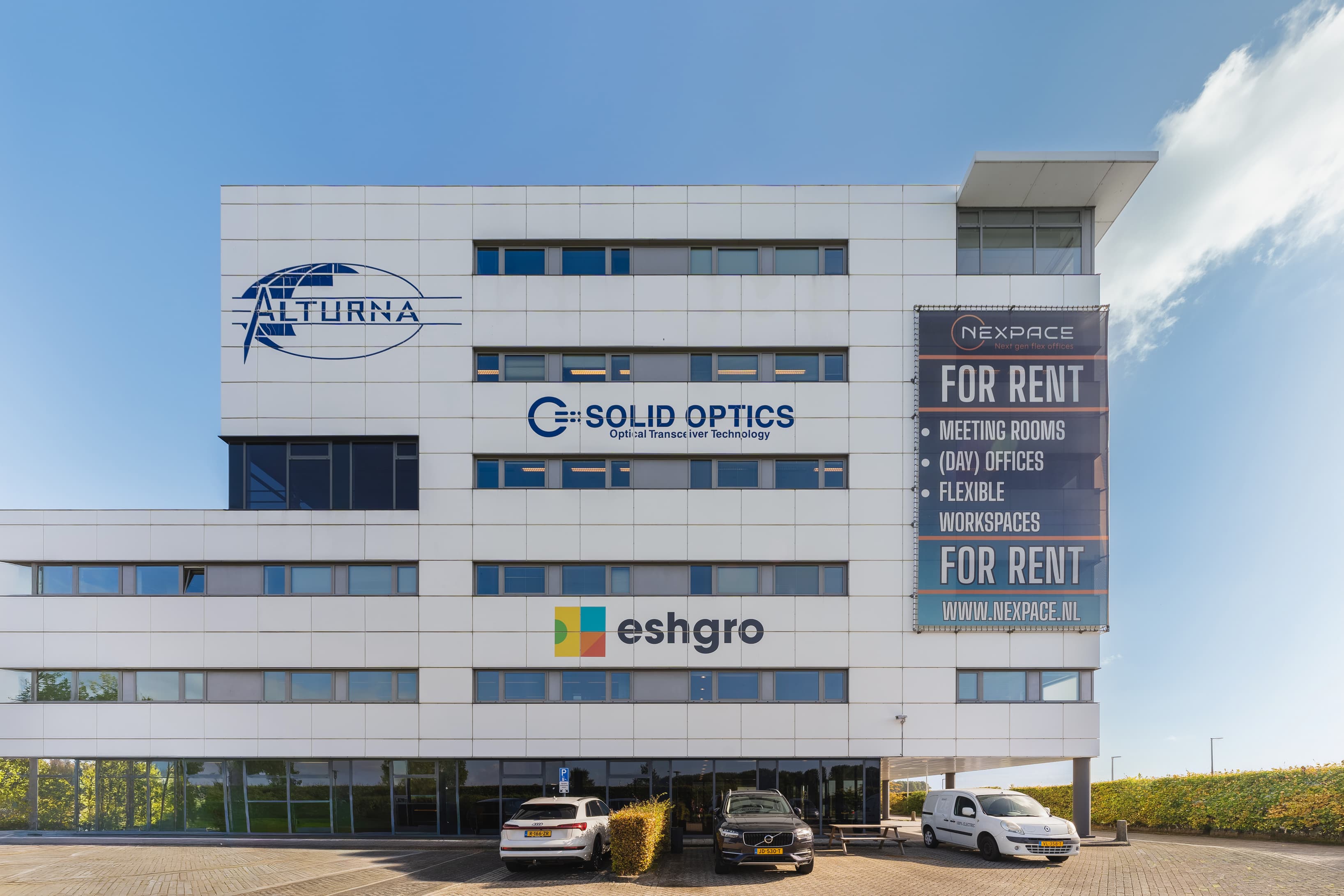 Modern business location offering flexible workspaces, private offices, day offices and meeting rooms with on-site parking Modern business location offering flexible workspaces, private offices, day offices and meeting rooms with on-site parking