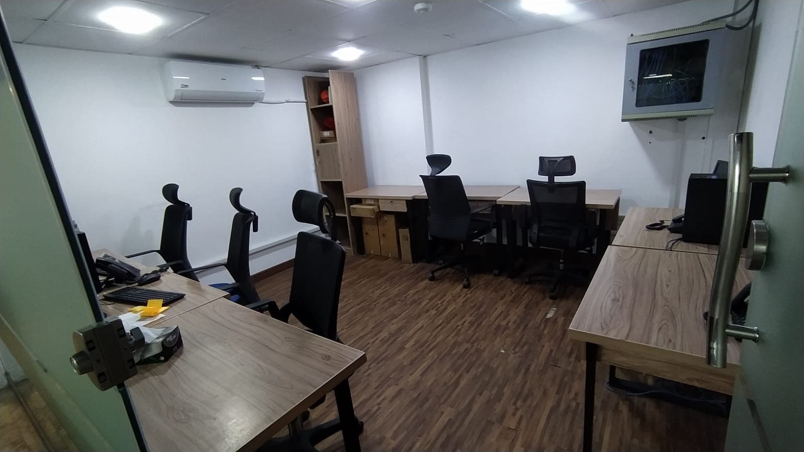 A private 8-desk office offering comfort, focus, and room for big ideas. A private 8-desk office offering comfort, focus, and room for big ideas.