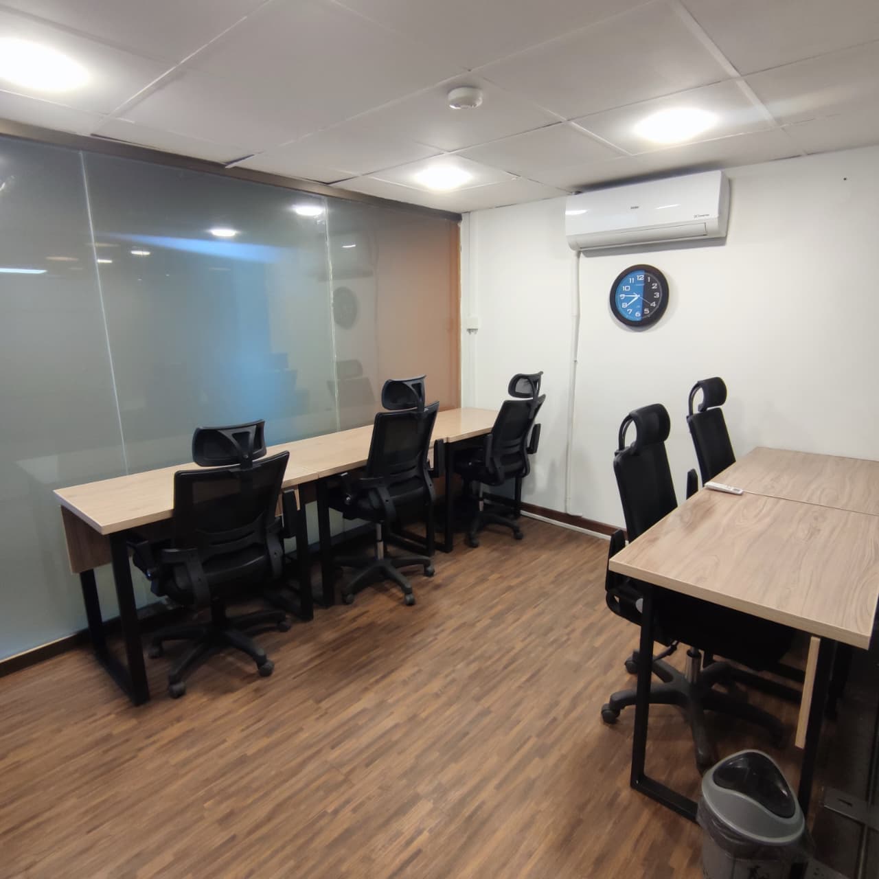 A sleek 5-seat office setup offering a quiet, professional space for growing teams. A sleek 5-seat office setup offering a quiet, professional space for growing teams.