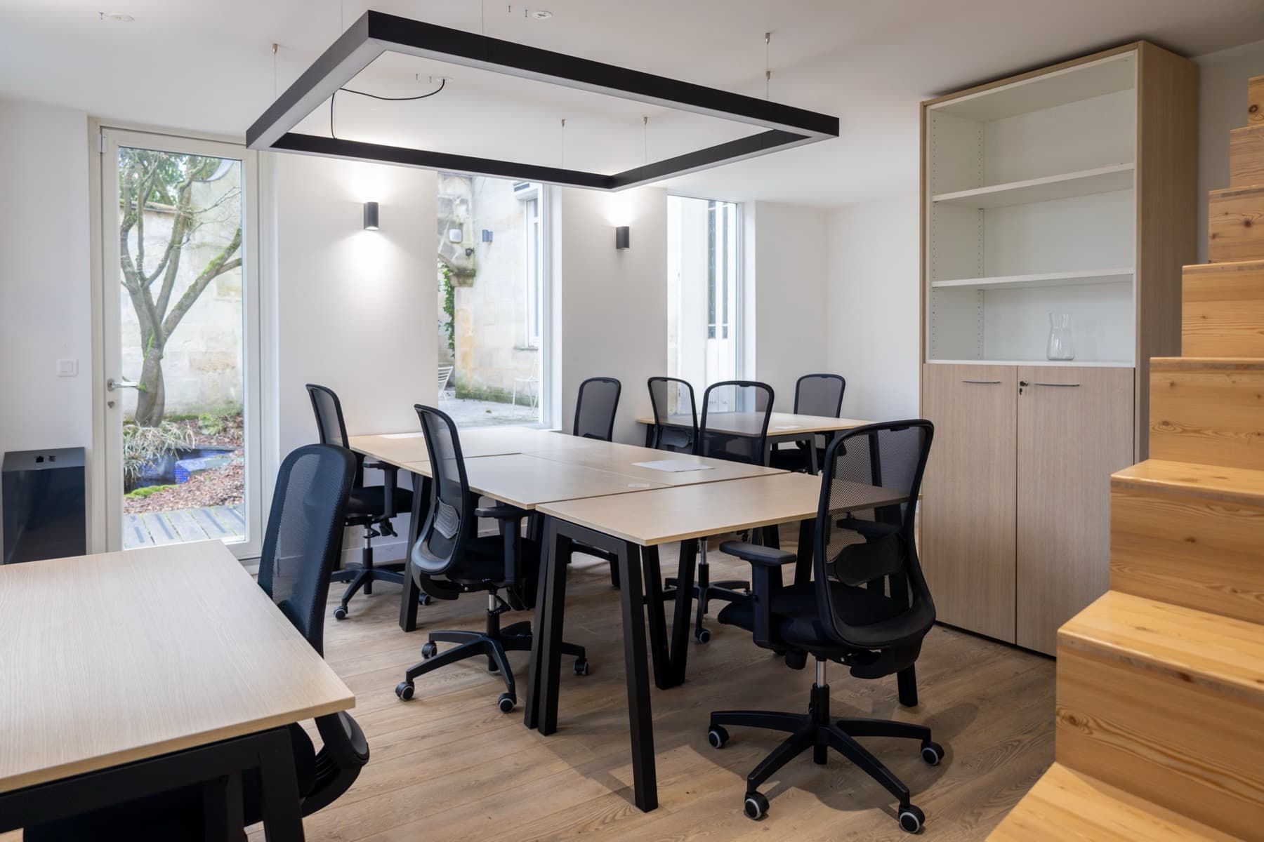 Large private office for teams of 7 to 12 Large private office for teams of 7 to 12
