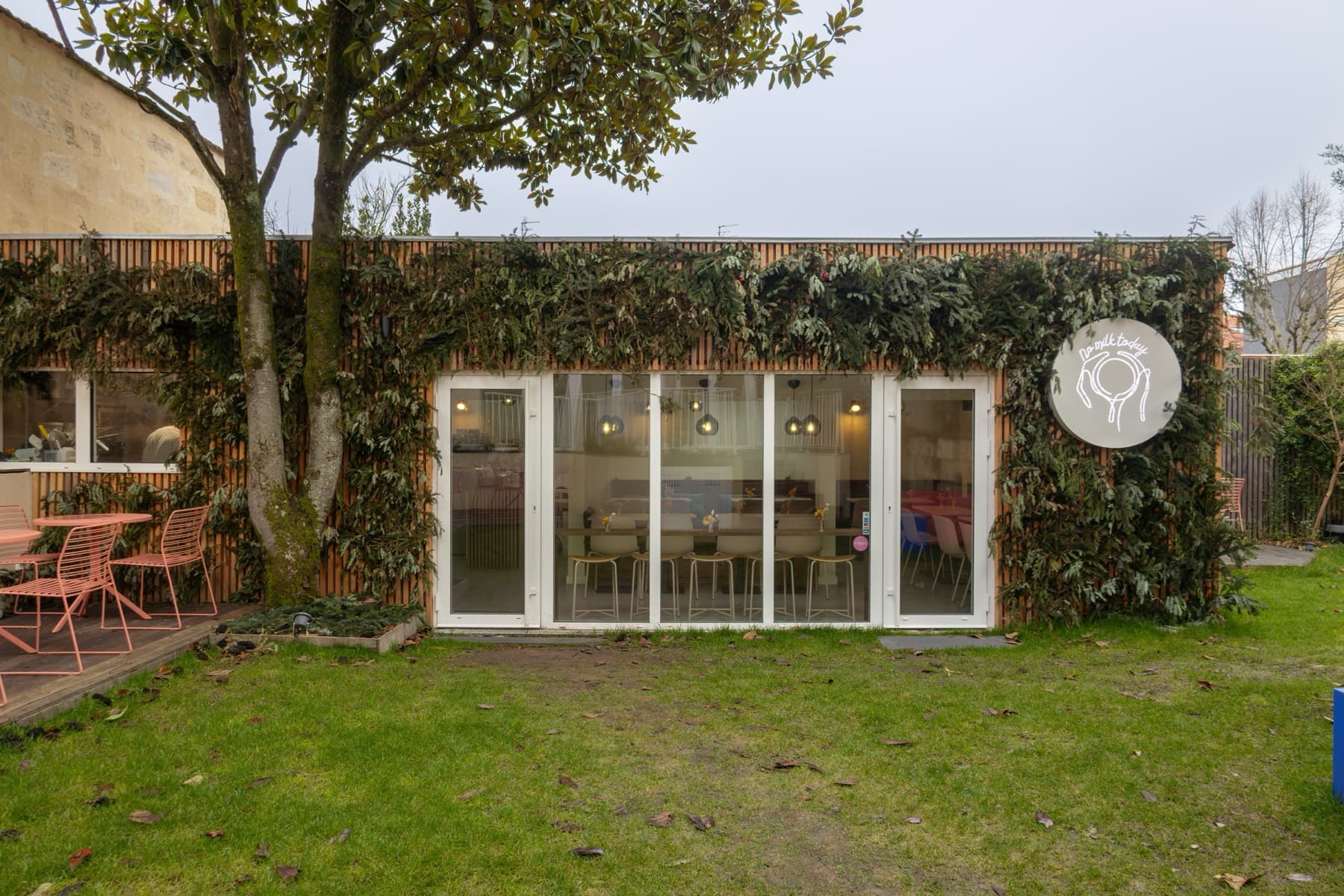 Private 400 sqm garden in the heart of Bordeaux Private 400 sqm garden in the heart of Bordeaux