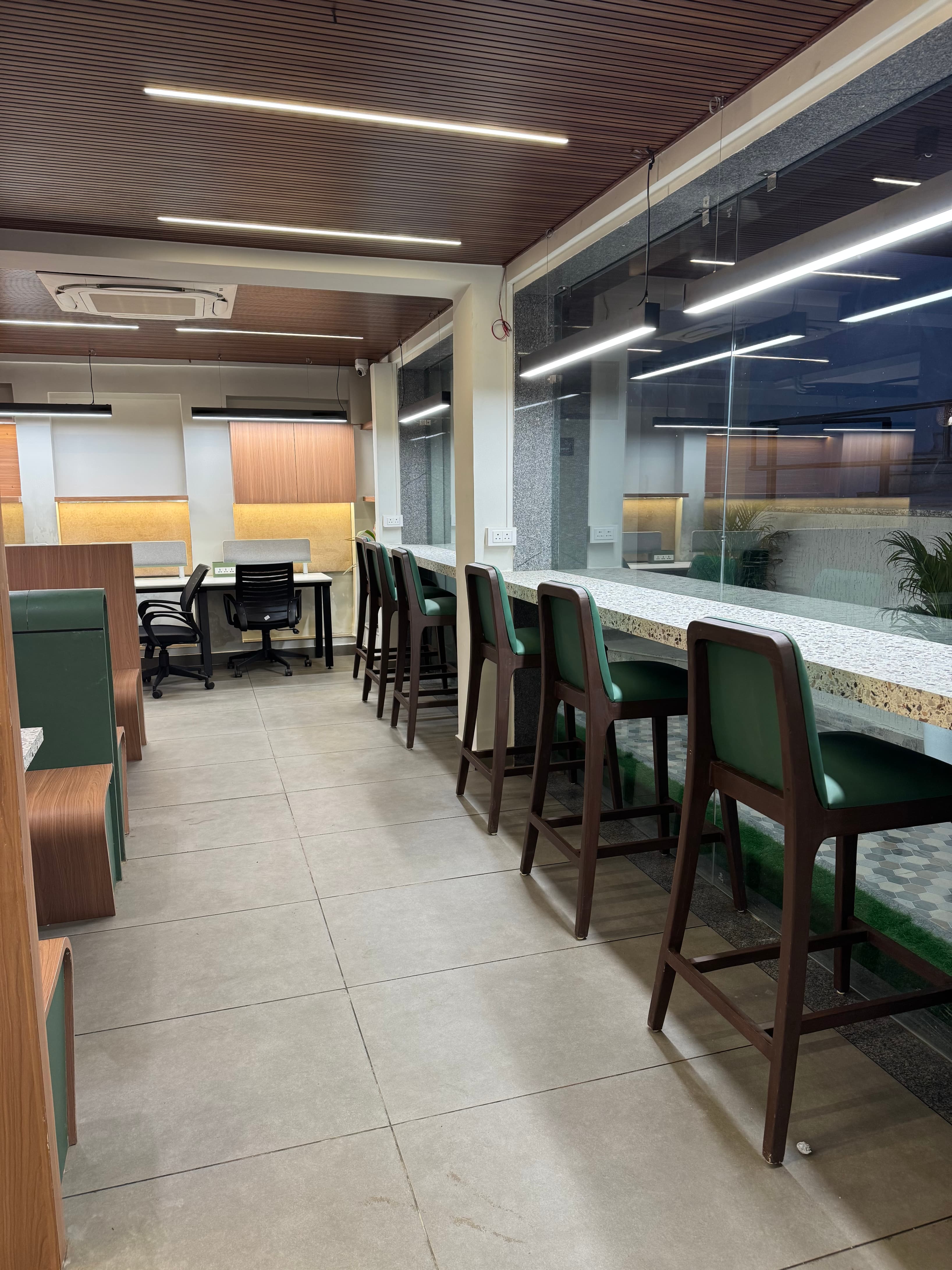 Day Pass/Flexi Desk with Outside View Day Pass/Flexi Desk with Outside View