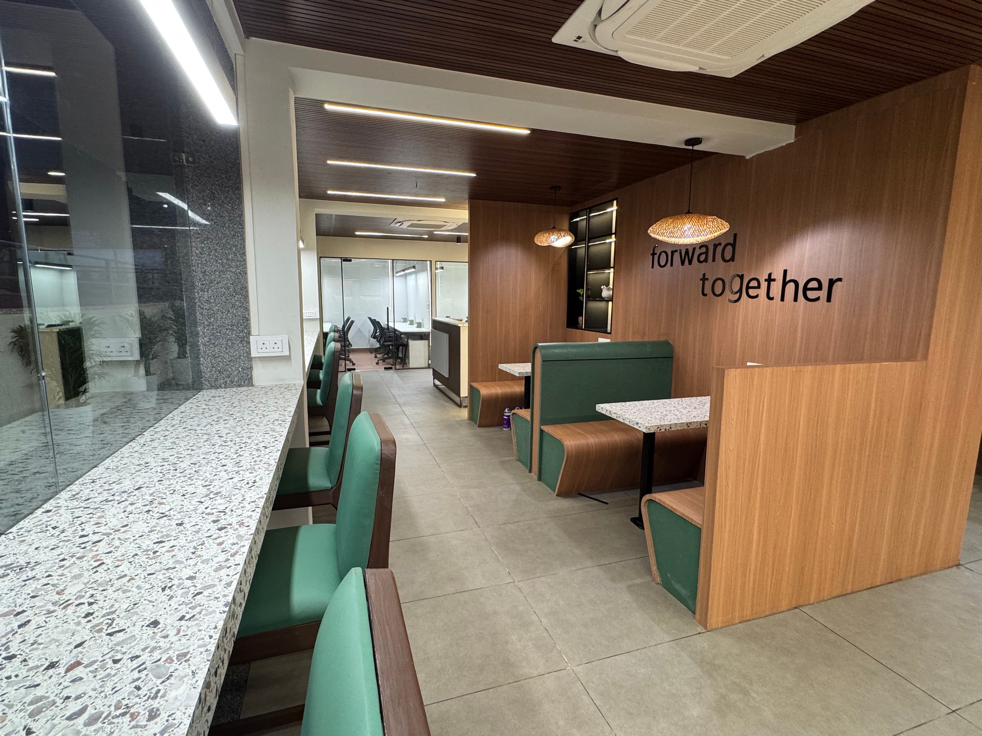 Day Pass/Flexi Desk with Outside View Day Pass/Flexi Desk with Outside View