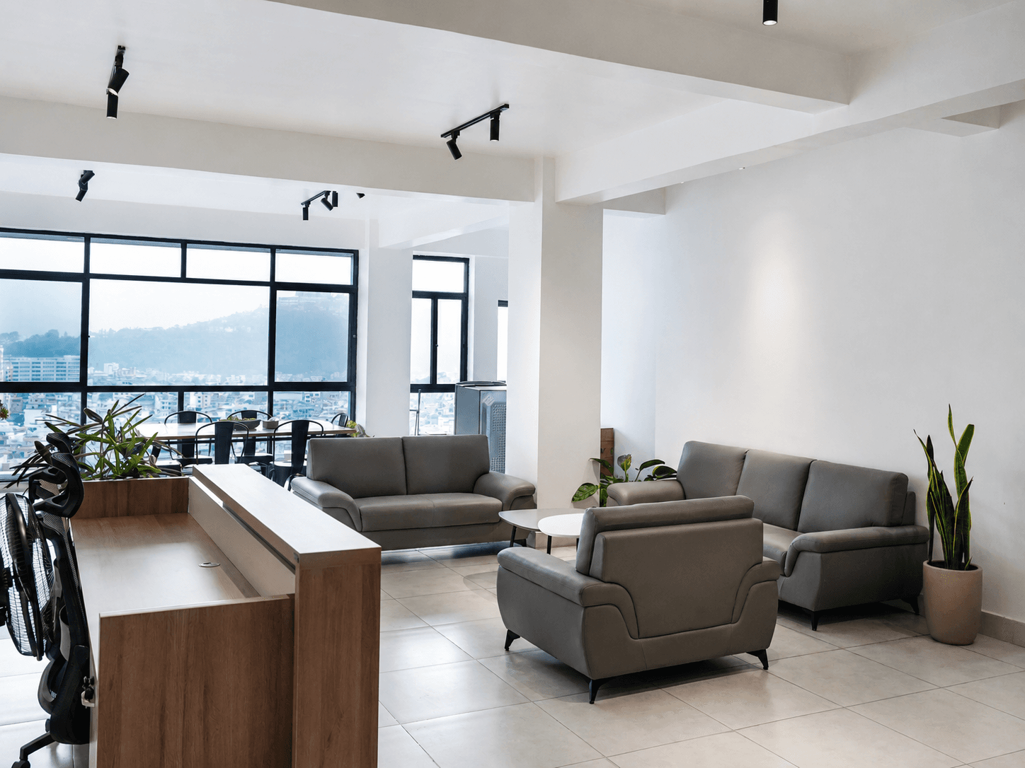 Comfortable sofas, natural light, and mountain views. The perfect spot to recharge between meetings or catch up with someone.