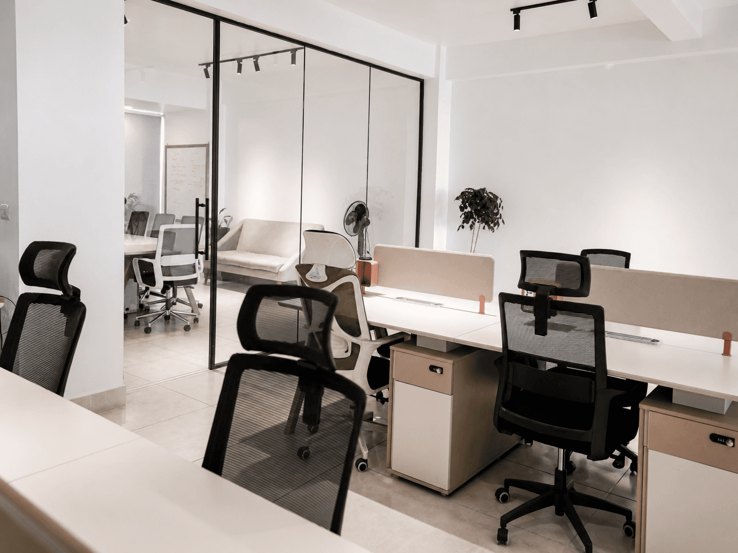 A quiet cluster right beside the meeting room. Stay connected to the office energy without losing your focus.