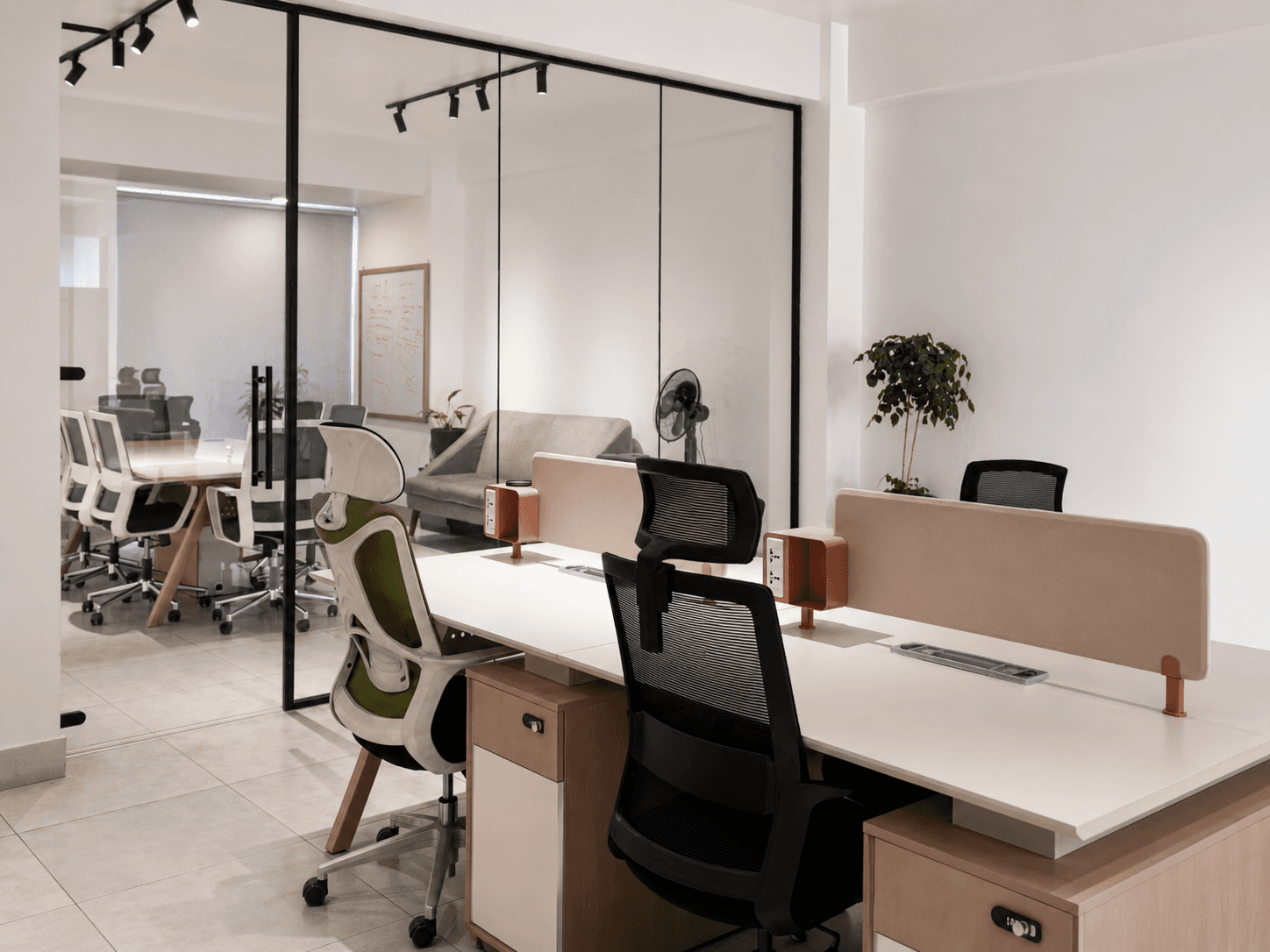 Open desks with a clear view into the meeting room. One space, many ways to work, all connected.