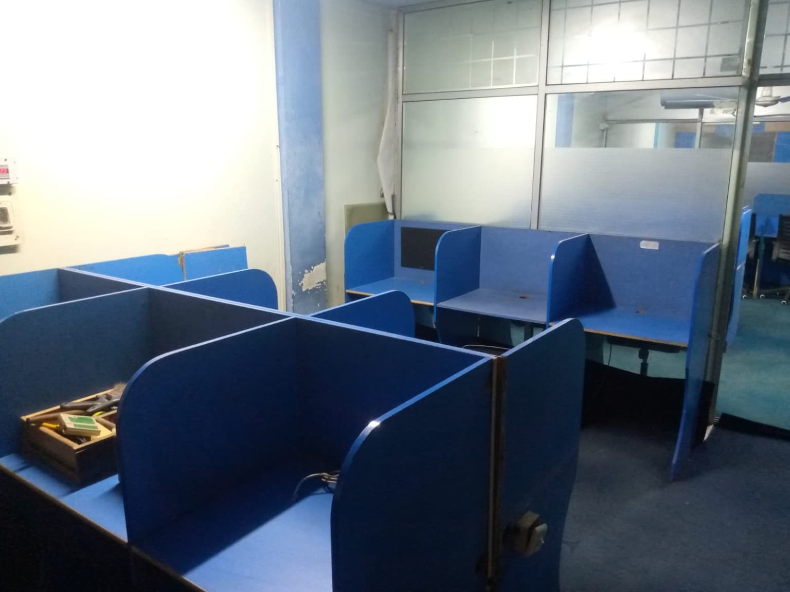 Seperate dialing floor of 20 seats