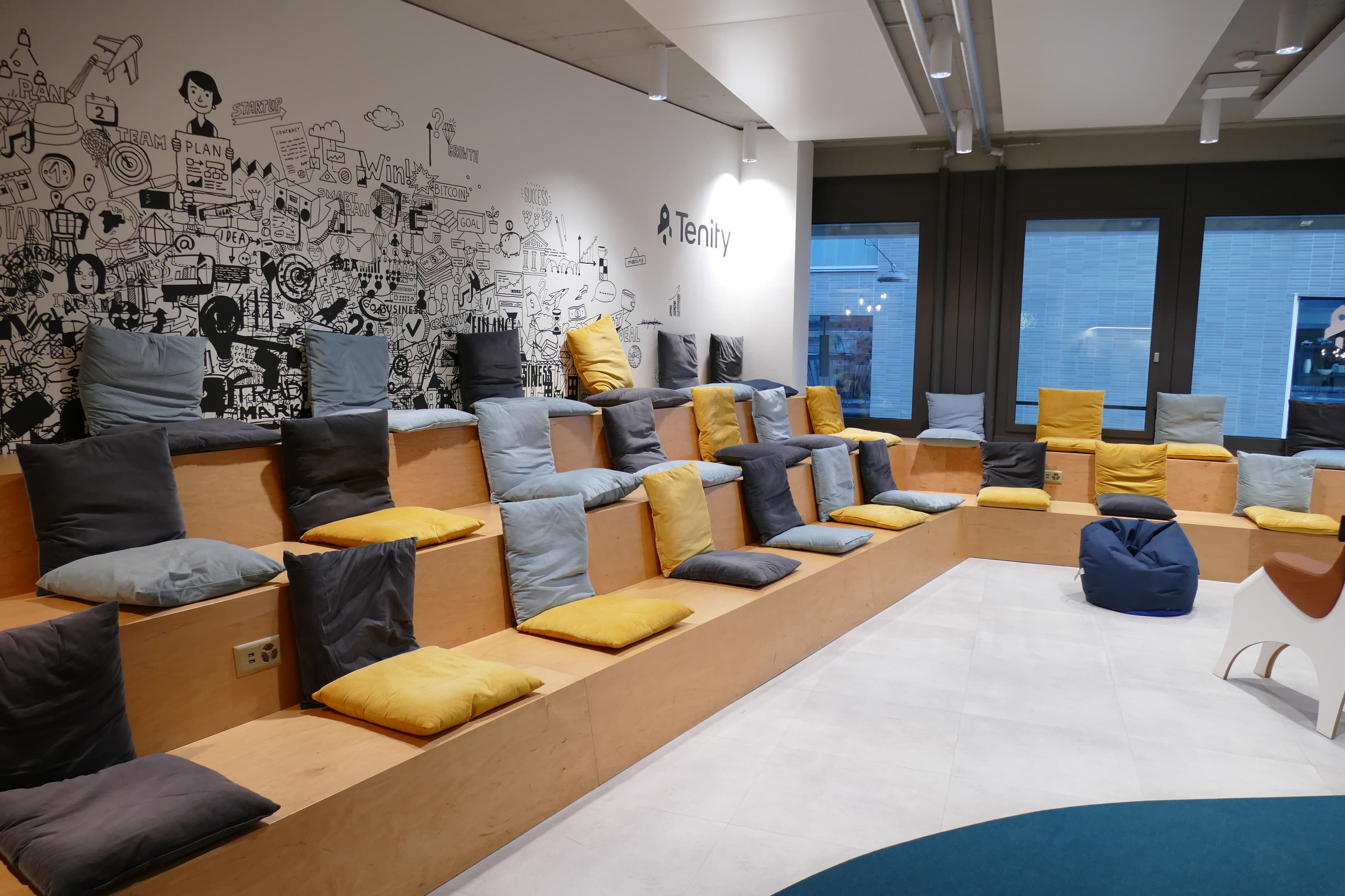 Flexible arena-style space for community gatherings, workshops, startup pitches, team presentations and networking events.
